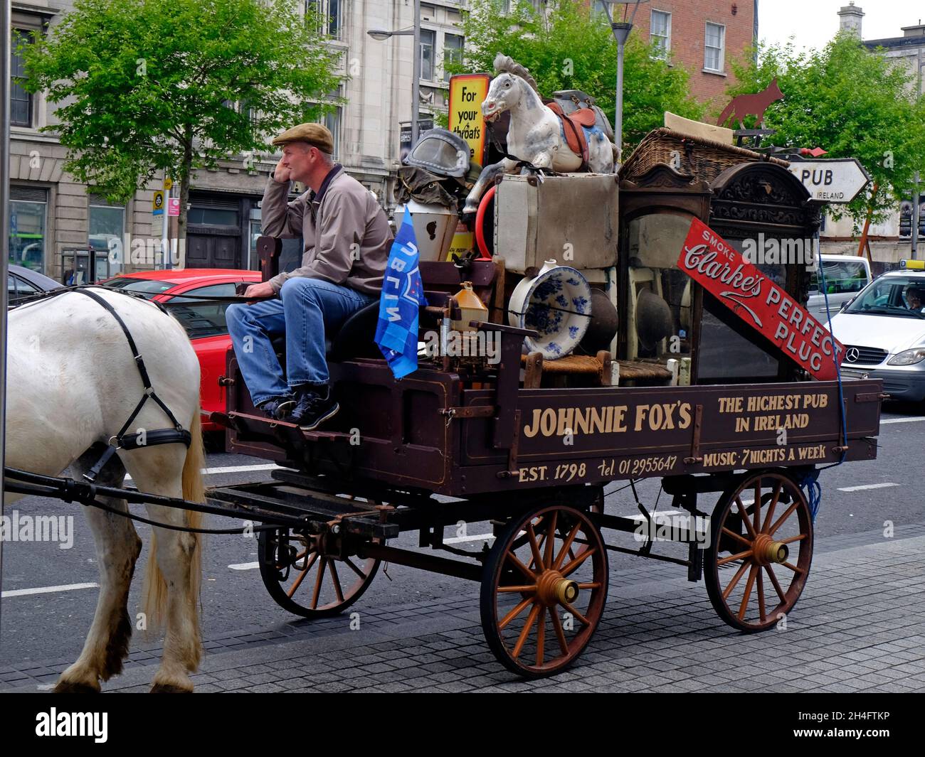 Horse and Cart pubblicità per Johnnie Fox@s Pub in Dublin Mountains, Irlanda Foto Stock