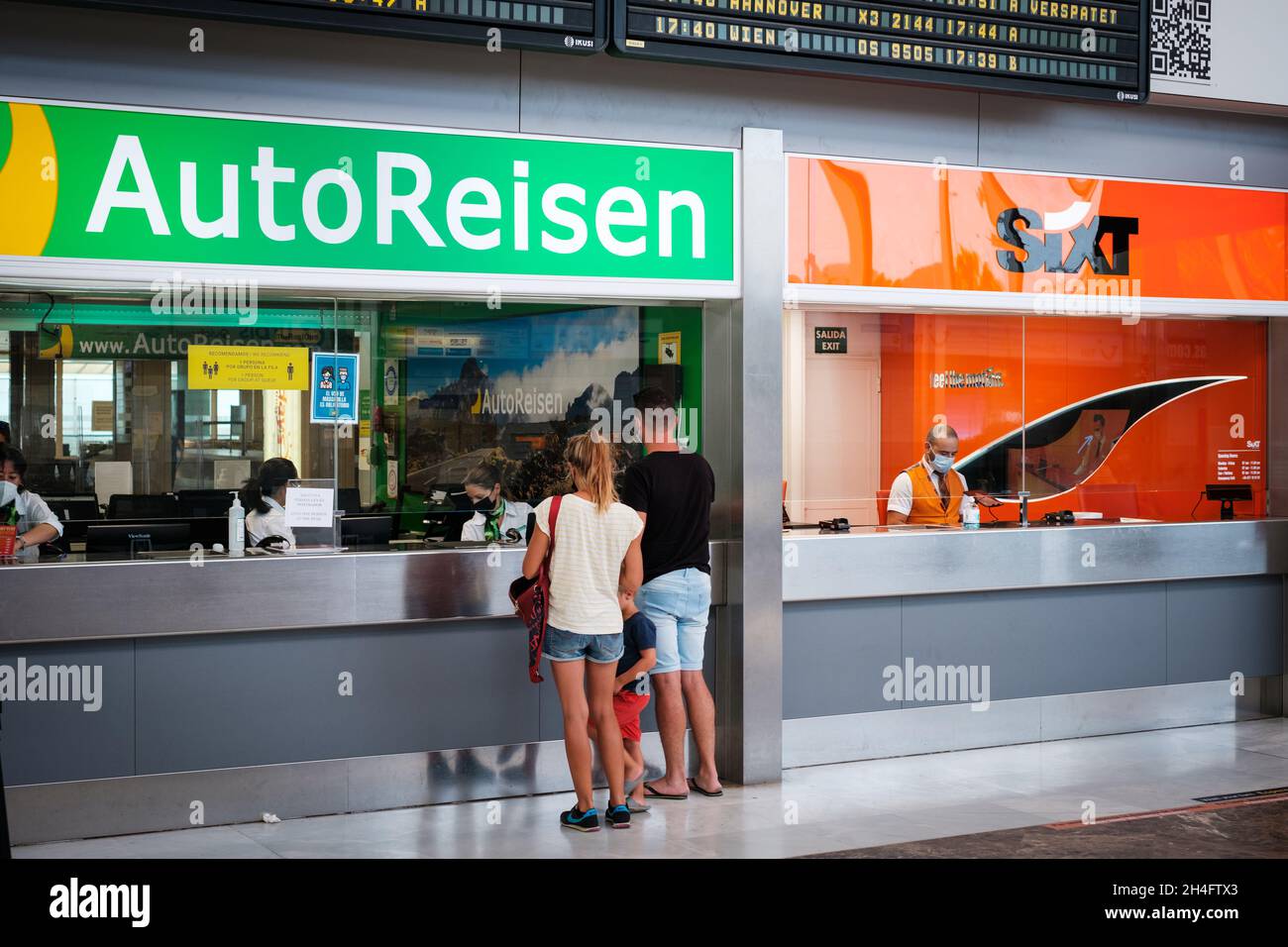 Tenerife, Spagna - Settembre, 2021: Persone al banco di noleggio auto (Autoreisen) noleggio auto per vacanza in aeroporto Foto Stock