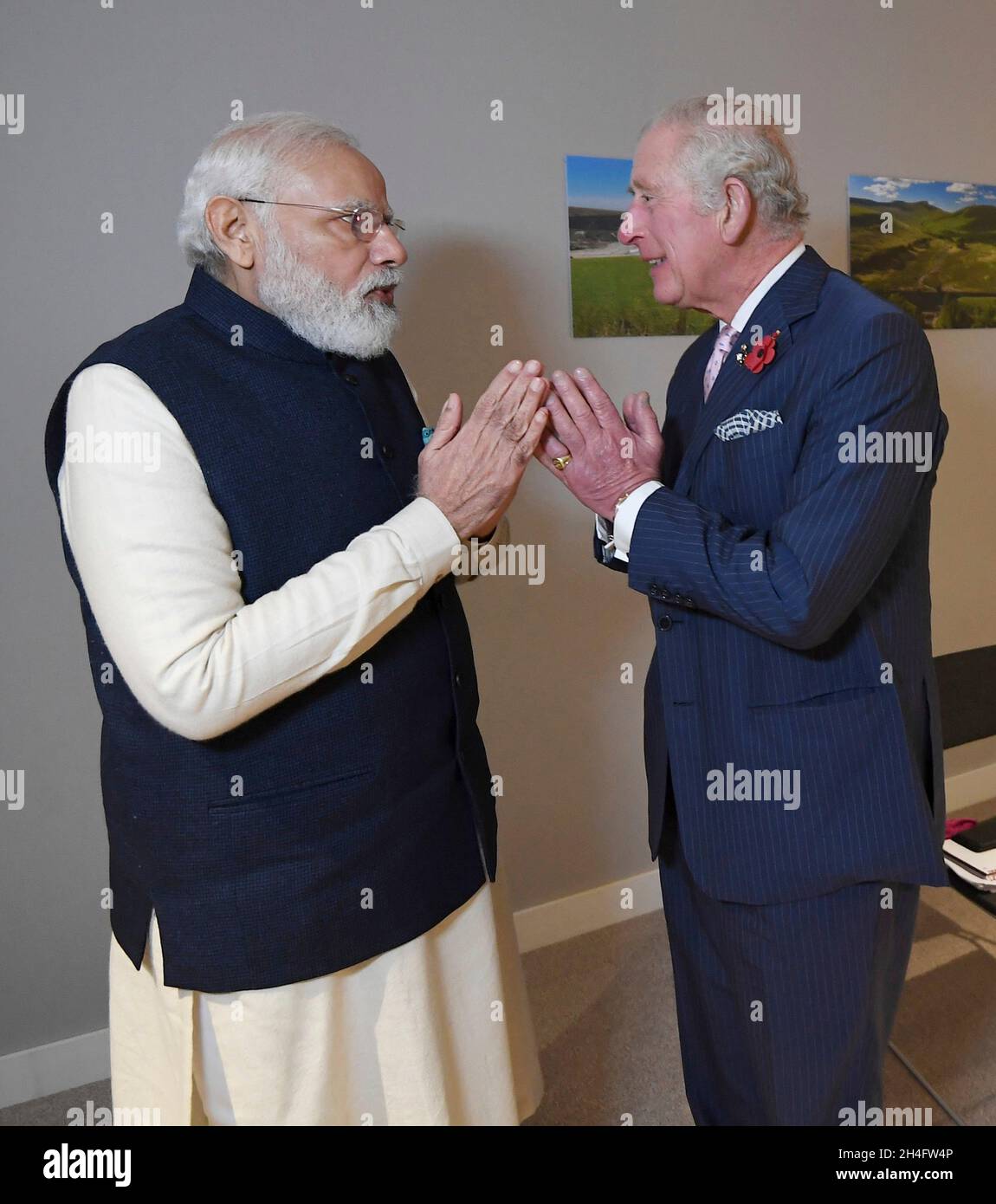 Glasgow, Regno Unito. 01 Novembre 2021. Il primo ministro indiano Narendra modi, a sinistra, saluta Charles, Principe del Galles prima di un incontro bilaterale ai margini del COP26 U.N. Climate Summit al Glasgow Science Center, 1 novembre 2021 a Glasgow, Scozia.Credit: PIB Photo/PIB Photo/Alamy Live News Foto Stock