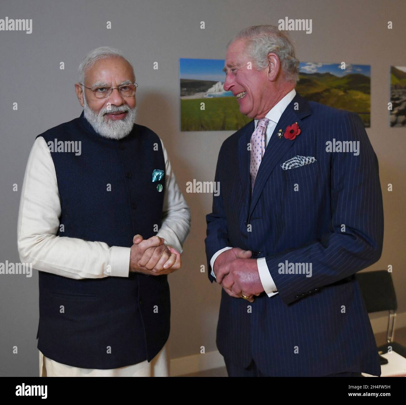 Glasgow, Regno Unito. 01 Novembre 2021. Il primo ministro indiano Narendra modi, a sinistra, chiacchiererà con Charles, Principe del Galles prima di un incontro bilaterale ai margini del COP26 U.N. Climate Summit al Glasgow Science Center, 1 novembre 2021 a Glasgow, Scozia.Credit: PIB Photo/PIB Photo/Alamy Live News Foto Stock