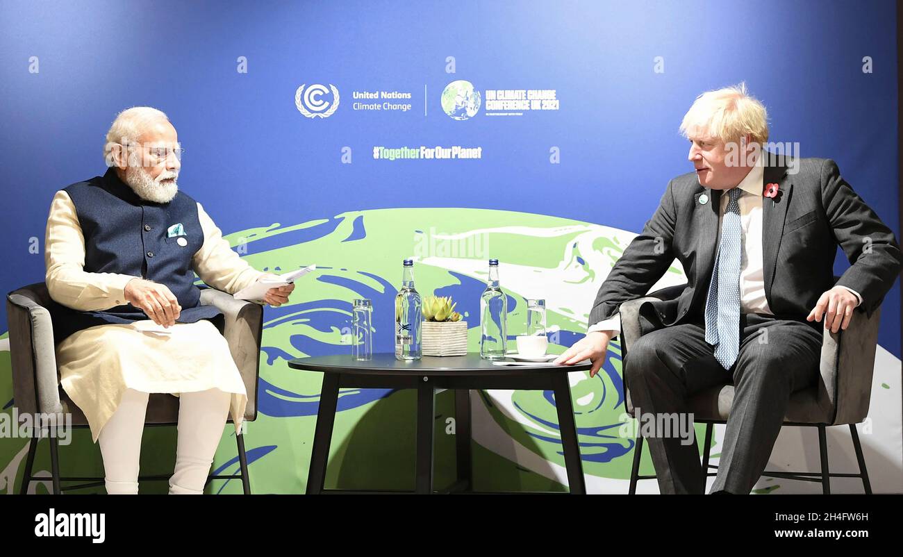 Glasgow, Regno Unito. 01 Novembre 2021. Il primo Ministro indiano Narendra modi, a sinistra, durante un incontro bilaterale con il primo Ministro britannico Boris Johnson ai margini del COP26 U.N. Climate Summit al Glasgow Science Center, 1 novembre 2021 a Glasgow, Scozia.Credit: PIB Photo/PIB Photo/Alamy Live News Foto Stock