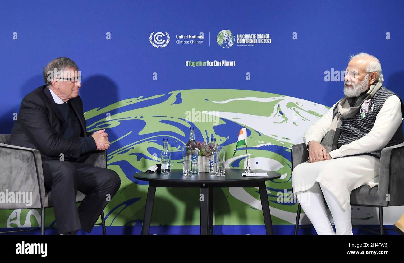 Glasgow, Regno Unito. 2 novembre 2021. Il primo Ministro indiano Narendra modi durante un incontro bilaterale con il fondatore di Microsoft Bill Gates, a sinistra, ai margini del COP26 U.N. Climate Summit al Glasgow Science Center, 2 novembre 2021 a Glasgow, Scozia.Credit: PIB Photo/PIB Photo/Alamy Live News Foto Stock