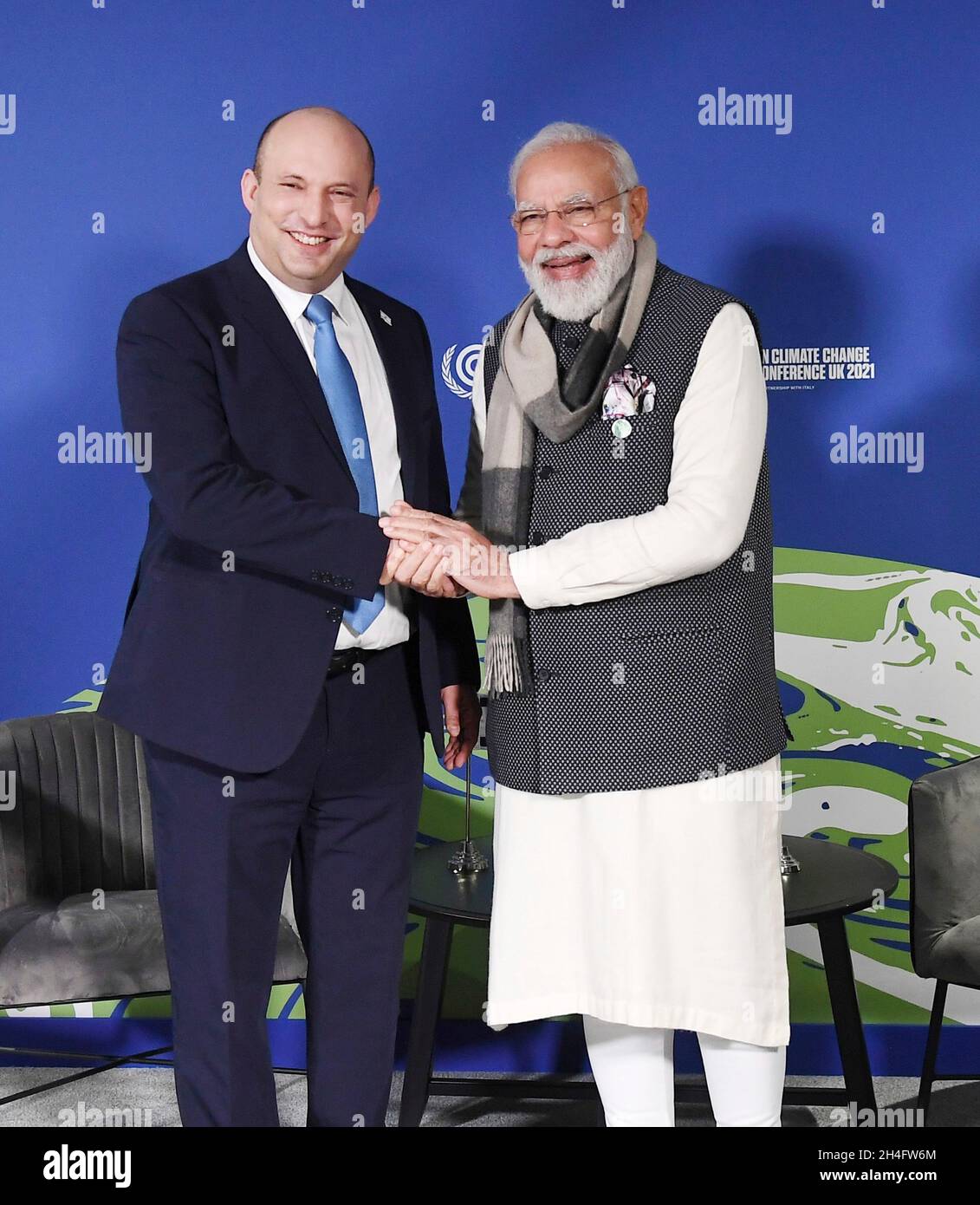 Glasgow, Regno Unito. 2 novembre 2021. Il primo Ministro indiano Narendra modi durante un incontro bilaterale con il primo Ministro israeliano Naftali Bennett, a sinistra, ai margini del COP26 U.N. Climate Summit al Glasgow Science Center, 2 novembre 2021 a Glasgow, Scozia.Credit: PIB Photo/PIB Photo/Alamy Live News Foto Stock