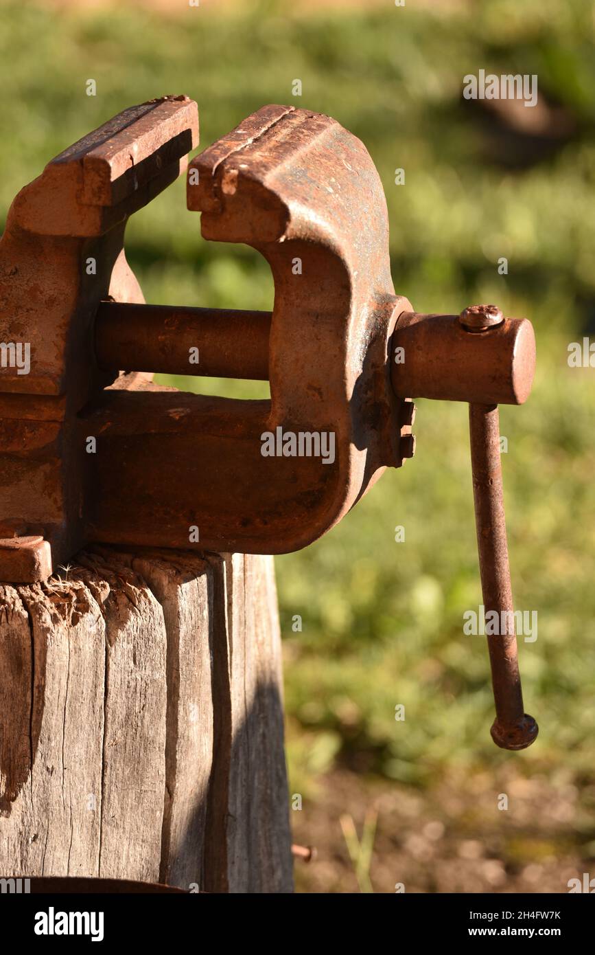 Colpo verticale di un vizio arrugginito Foto Stock