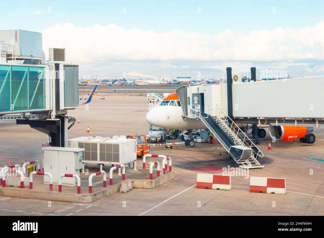 Easy Jet Aircraft sulla rampa all'esterno del terminal ln dell'aeroporto di Palma Foto Stock