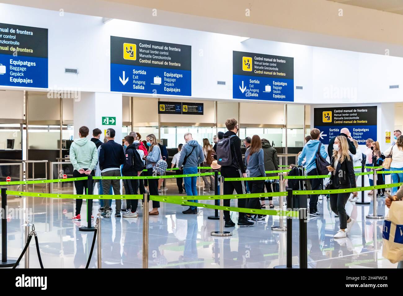 Passeggeri in fila al controllo di sicurezza di frontiera nella barriera del terminal dell'aeroporto di Palma Portali elettronici EES sistema europeo di uscita e ingresso UE Foto Stock
