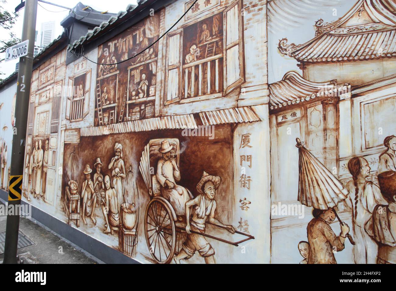 Thian Hock Keng Mural: La storia di un immigrato. Questo murale è dipinto sulla parete posteriore esterna del tempio Thian Hock Keng a Chinatown di Singapore. Foto Stock
