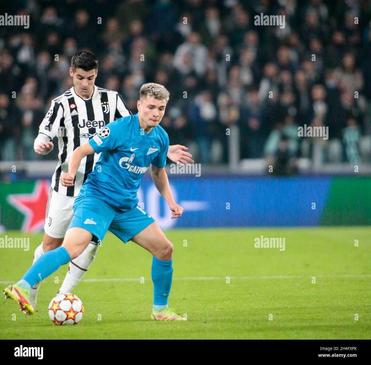 Andrey Mostovoy di Zenit San Pietroburgo e Alvaro Morata (Juventus FC) durante la UEFA Champions League, partita di calcio del Gruppo H tra Juventus e Zenit il 2 novembre 2021 allo Stadio Allianz di Torino - Photo Nderim Kaceli / DPPI Foto Stock