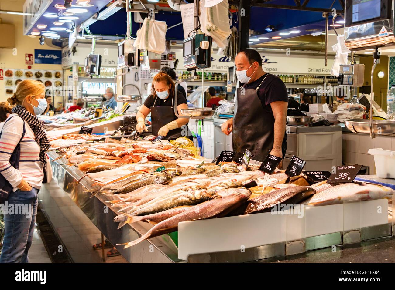 I commercianti di mercato preparano il pesce sul mercato mercato Mercat de l'Olivar mercato della città di Palma Mallorca Foto Stock