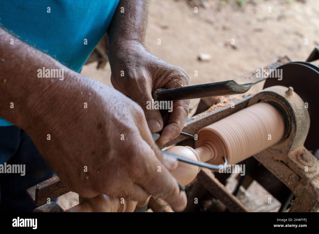 Mani anziane che girano legno Foto Stock