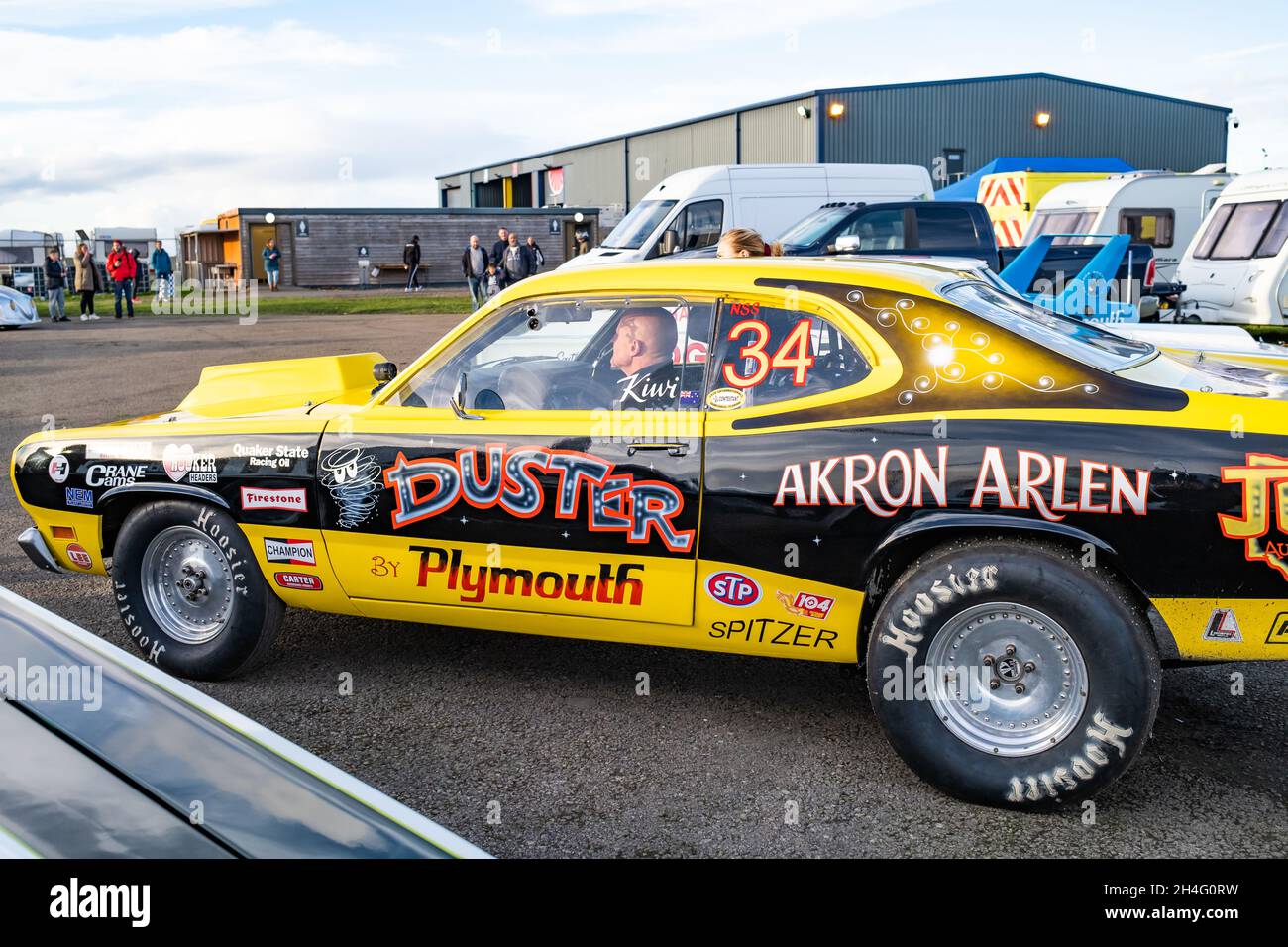 Trascina la corsa nella sua drag car nella fossa pronta a portarla alla linea di partenza per correre il quarto di miglio all'autodromo di Santa Pod e trascinare la striscia, ottobre 2021 Foto Stock