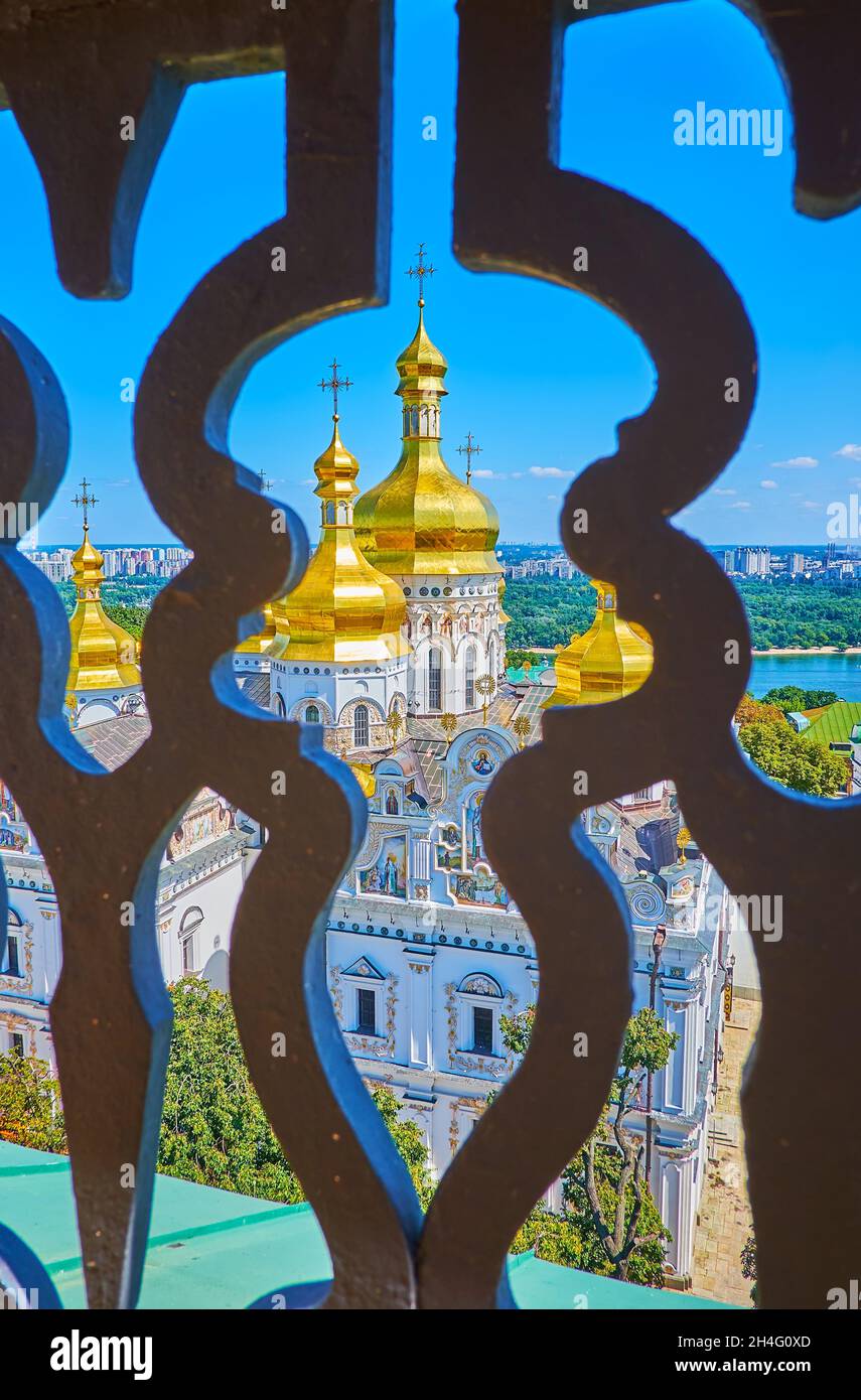 La Natività a cupola dorata della Beata Vergine Maria Chiesa di Kyiv Pechersk Lavra Monastero visto attraverso la griglia in ghisa sul balcone del Grande Bel Foto Stock