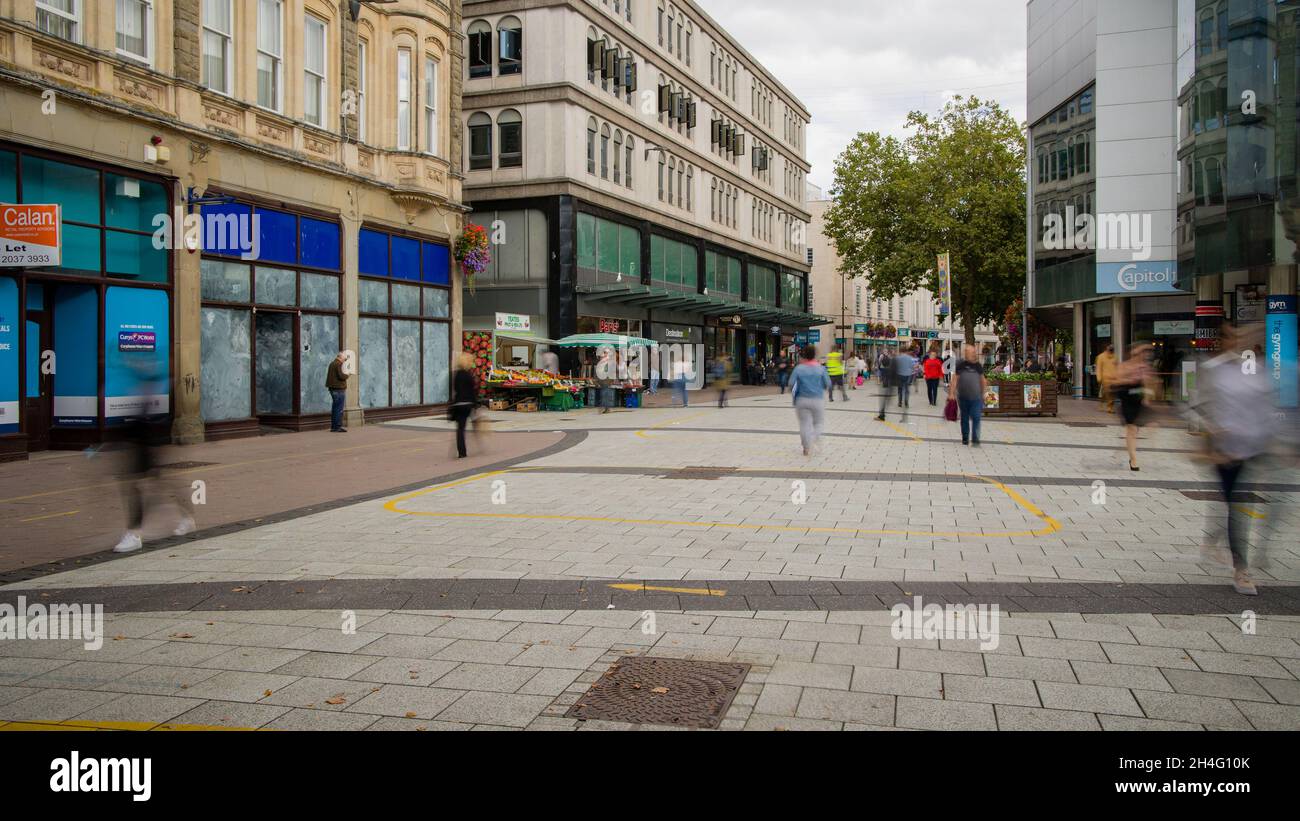CARDIFF, GALLES - SETTEMBRE 16 2021: Immagine lunga esposizione degli acquirenti nella strada principale di Cardiff, la capitale del Galles Foto Stock