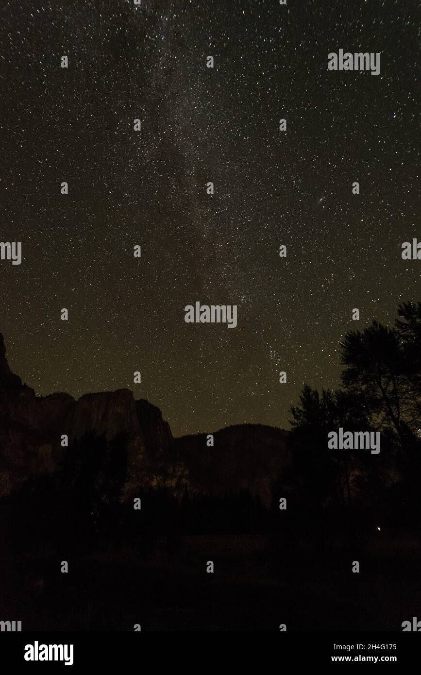 Ottima notte stellata con vista sulla Via Lattea nella Yosemite Valley, USA Foto Stock