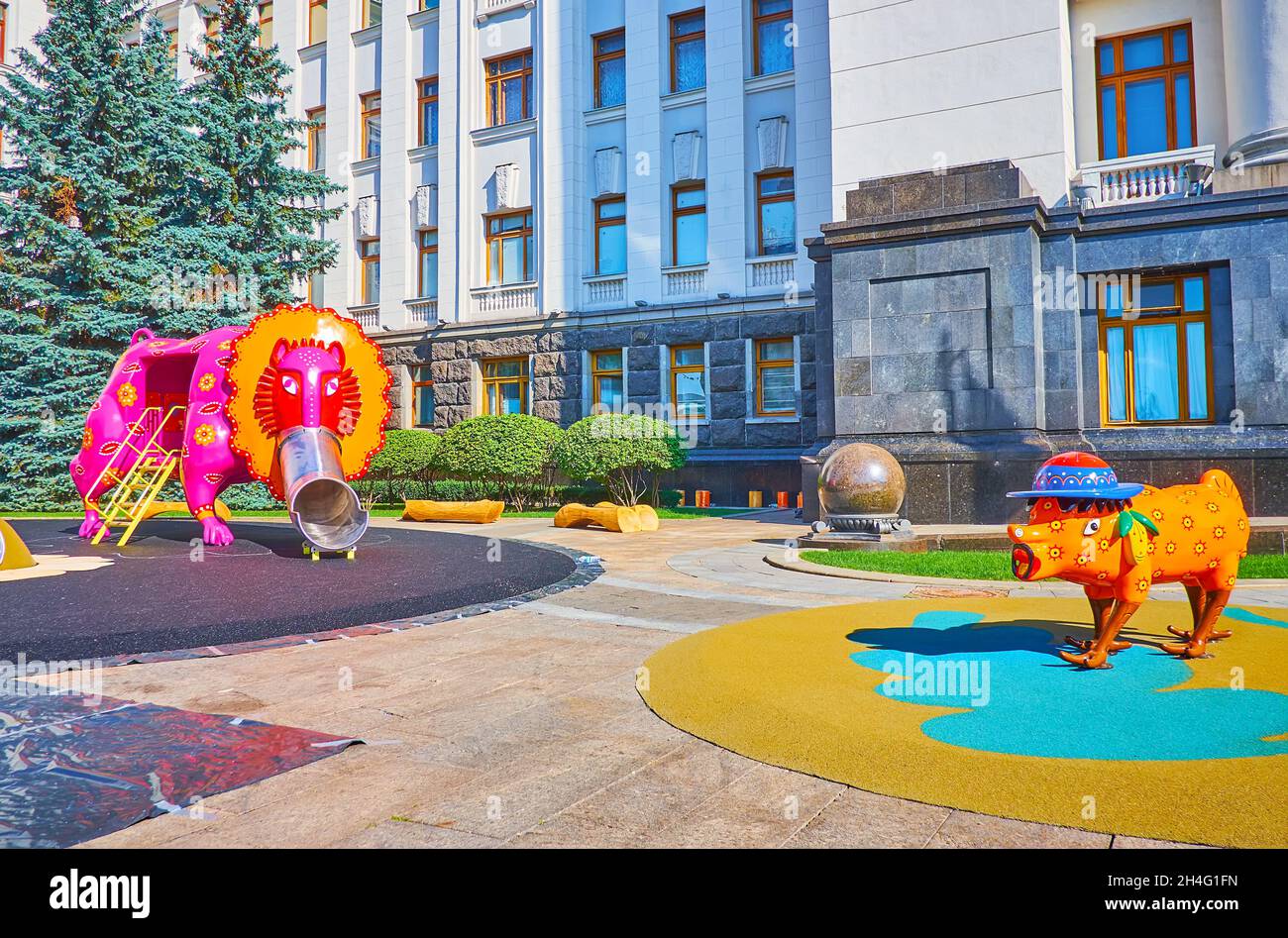 KIEV, UCRAINA - 14 AGOSTO 2021: Le sculture delle creature colorate in un parco giochi d'arte inclusivo decorato con i personaggi dei dipinti di M. Foto Stock