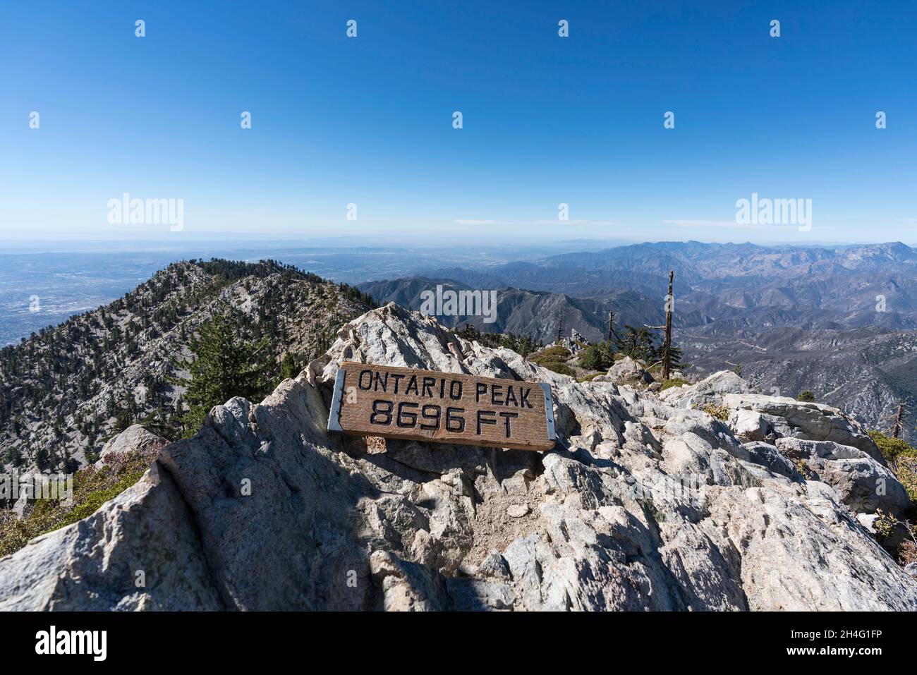 Ontario Peak e le montagne di San Gabriel nella Angeles National Forest vicino a Los Angeles, California. Foto Stock