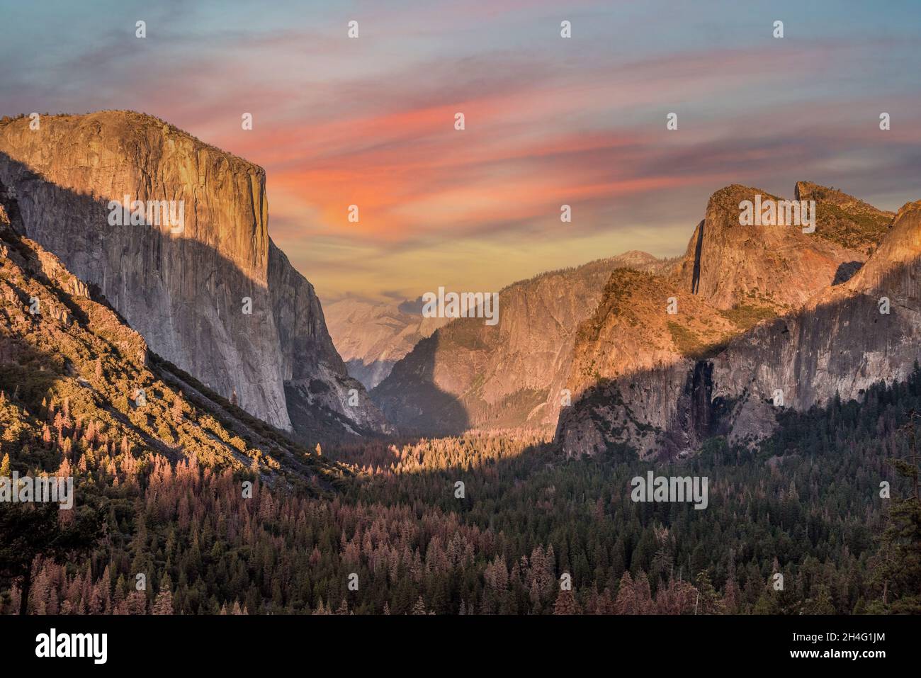Tramonto panoramico sulla Yosemite Valley dal punto di vista del tunnel, USA Foto Stock