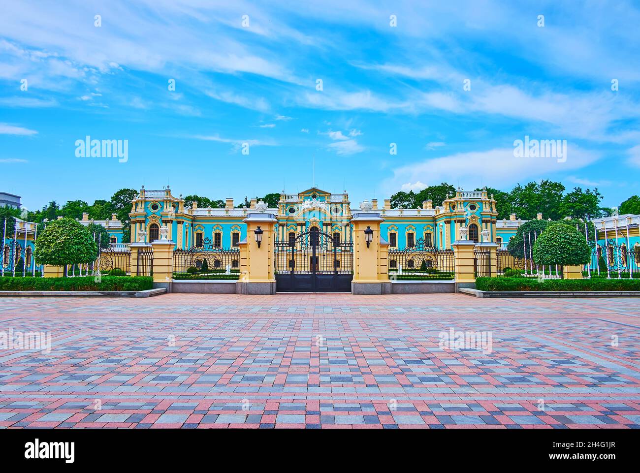 Piazza della Costituzione pedonale di fronte all'elegante palazzo barocco Mariinskyi con bella porta e parco topiario, Kiev, Ucraina Foto Stock