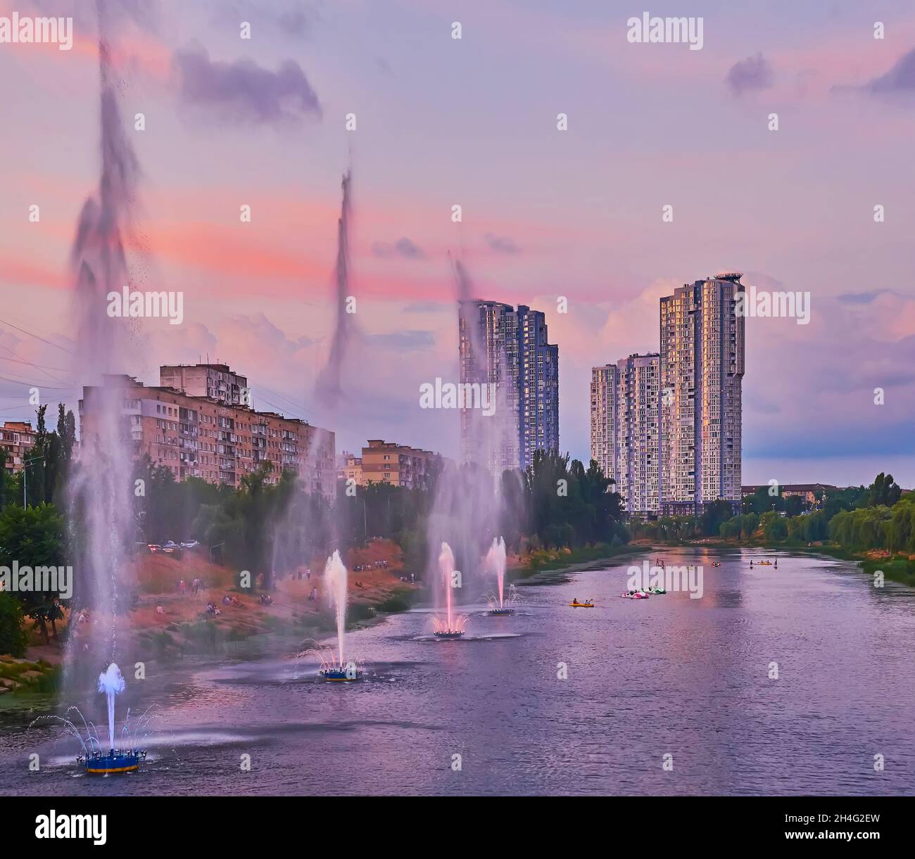 Le fontane di Rusanivsky si trovano sul canale di Rusanivsky, nel vecchio quartiere vivente di Kyiv, Ucraina Foto Stock