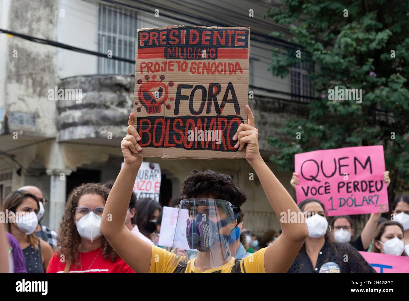 Salvador, Bahia, Brasile - 03 luglio 2021: Persone che indossano la maschera protettiva e protestano contro il presidente brasiliano Jair Bolsonaro. Salvador Bahia Braz Foto Stock