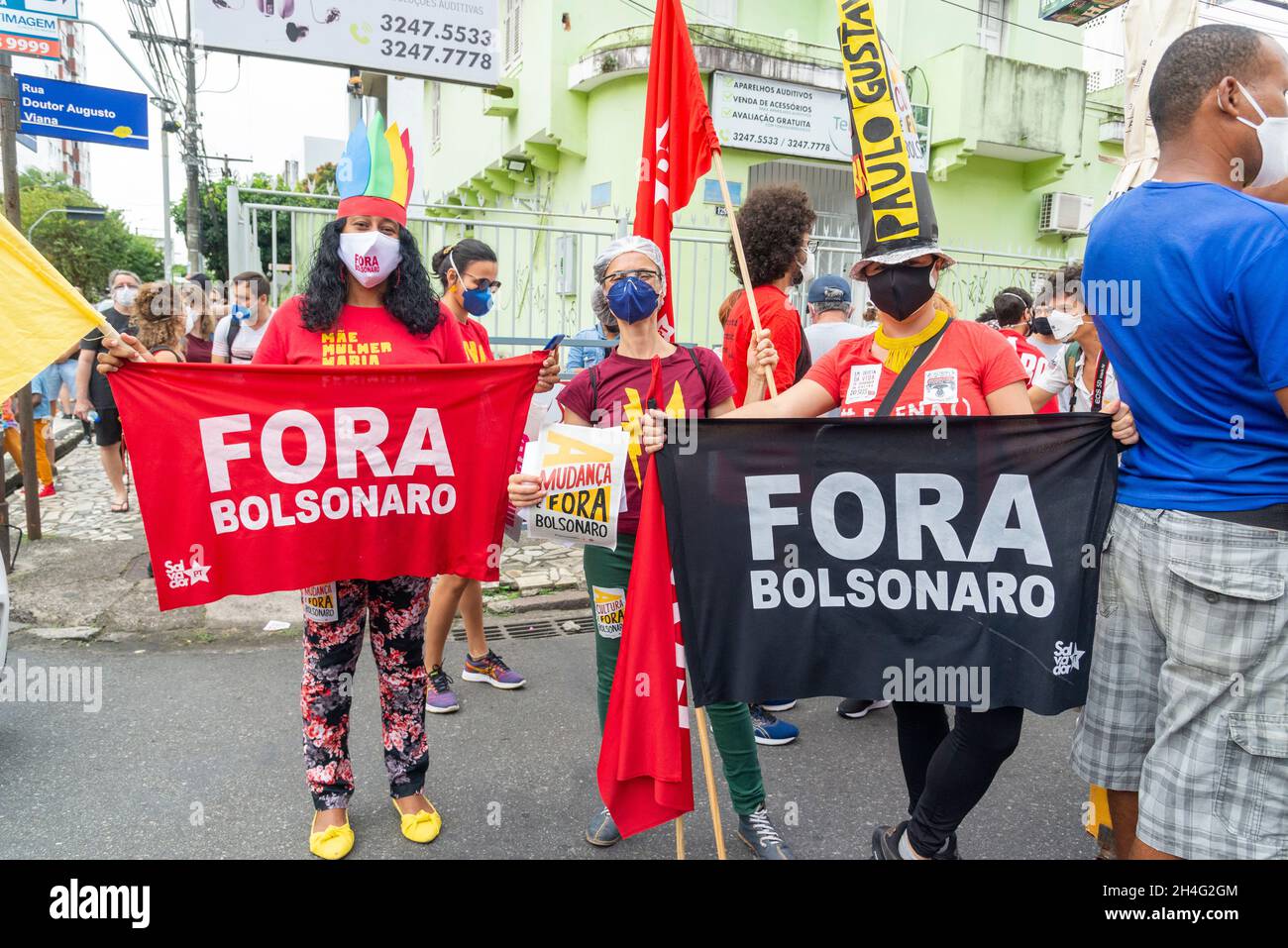 Salvador, Bahia, Brasile - 03 luglio 2021: Persone che indossano la maschera protettiva e protestano contro il presidente brasiliano Jair Bolsonaro. Salvador Bahia Braz Foto Stock