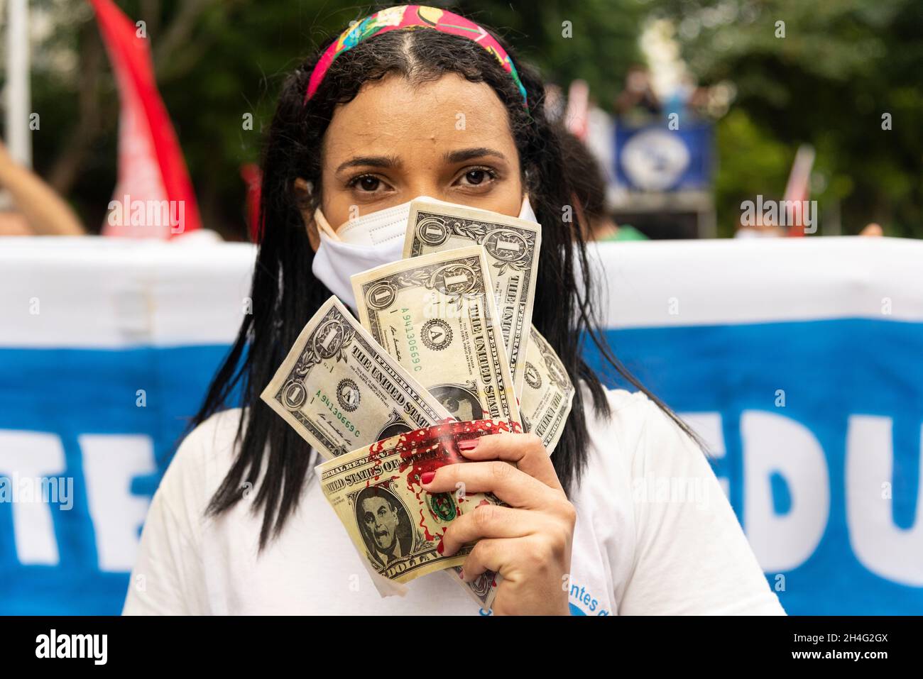 Salvador, Bahia, Brasile - 03 luglio 2021: Persone che indossano la maschera protettiva e protestano contro il presidente brasiliano Jair Bolsonaro. Salvador Bahia Braz Foto Stock
