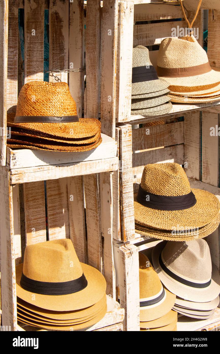Cappelli per boater in vendita all'esterno del negozio a Sant Elm Palma Mallorca Foto Stock