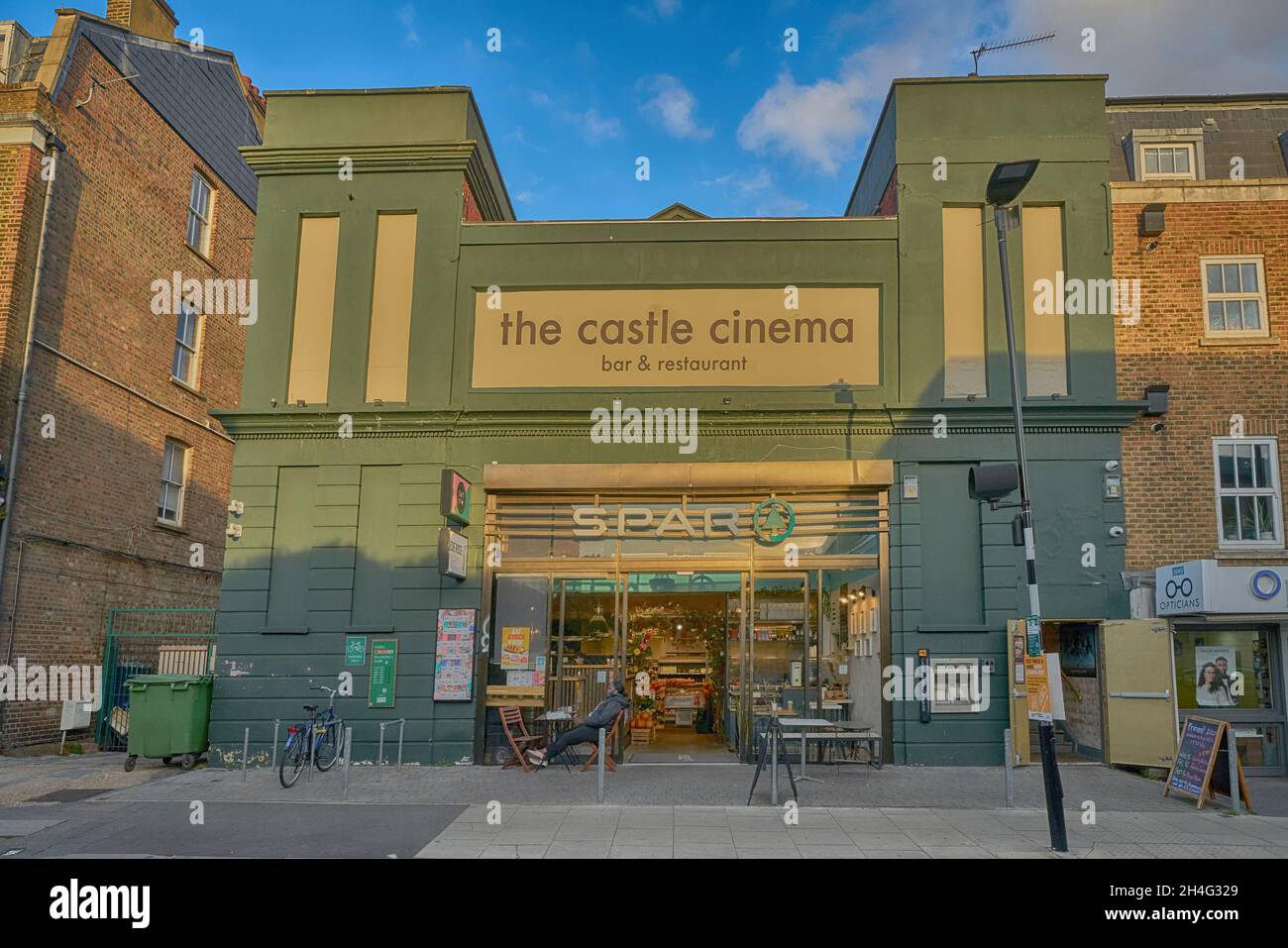 Cinema convertito in Spar supermercato Hackney Foto Stock