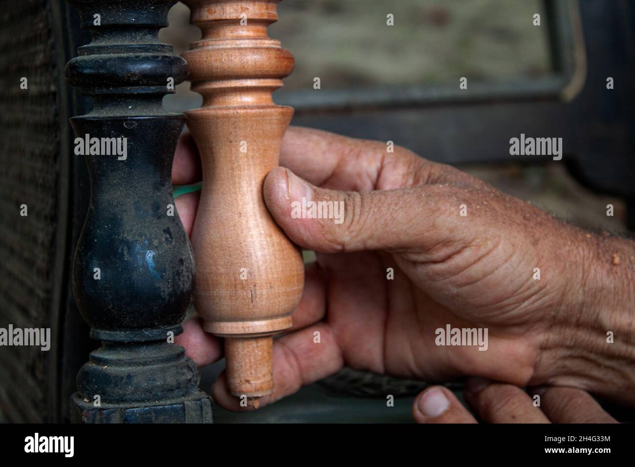 Mani anziane che girano legno Foto Stock