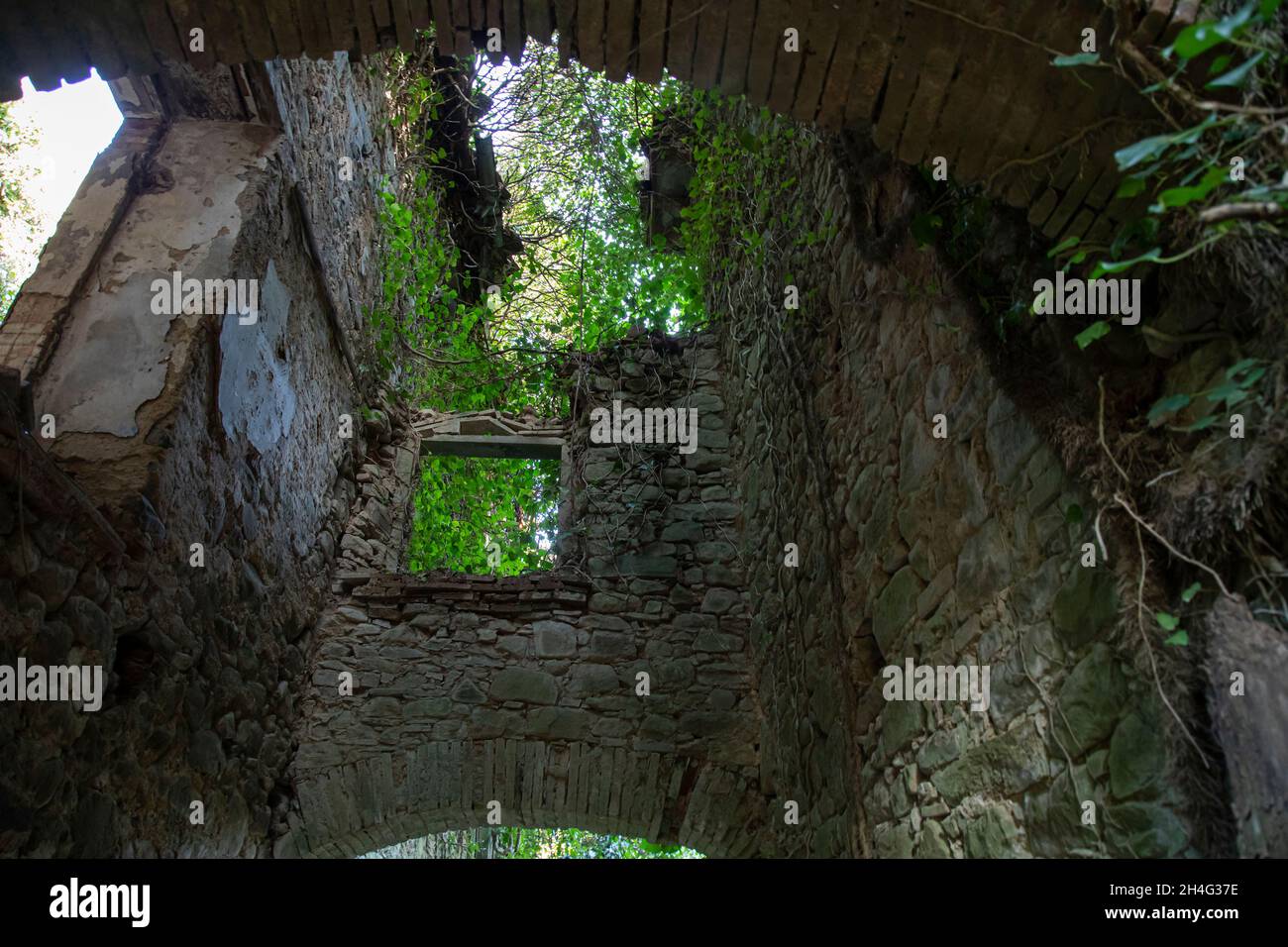 Città abbandonata Bugnano immersa nei boschi della Toscana d'Italia Foto Stock