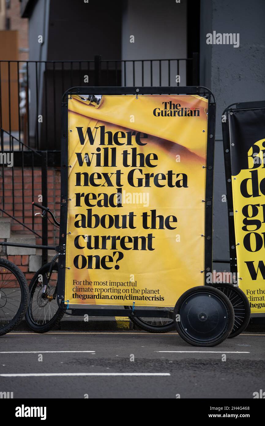 Dove leggerà il prossimo Greta riguardo a quello attuale? Giornale Guardian clima crisi segnalazione pubblicità durante COP26, Glasgow, Scozia, Regno Unito Foto Stock