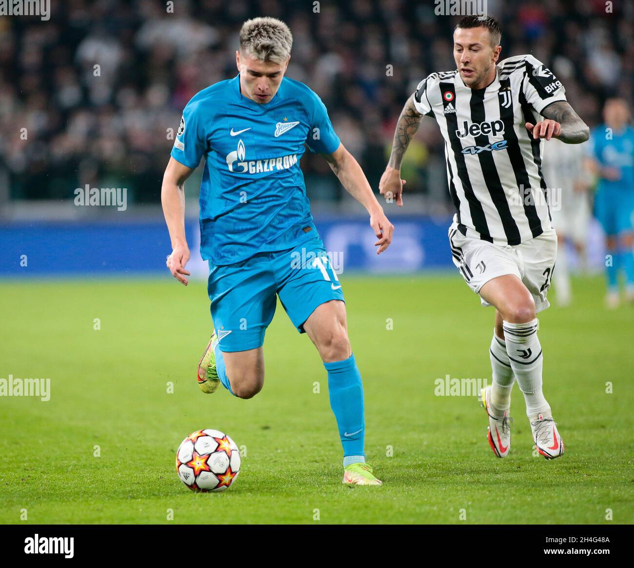 Torino, Italia. 2 novembre 2021. Andrey Mostovoy di Zenit San Pietroburgo e Federico Bernardeschi (Juventus FC) durante la UEFA Champions League, Gruppo H, partita di calcio tra Juventus FC e Zenit il 02 novembre 2021 allo Stadio Allianz di Torino, Italia Credit: Independent Photo Agency/Alamy Live News Foto Stock