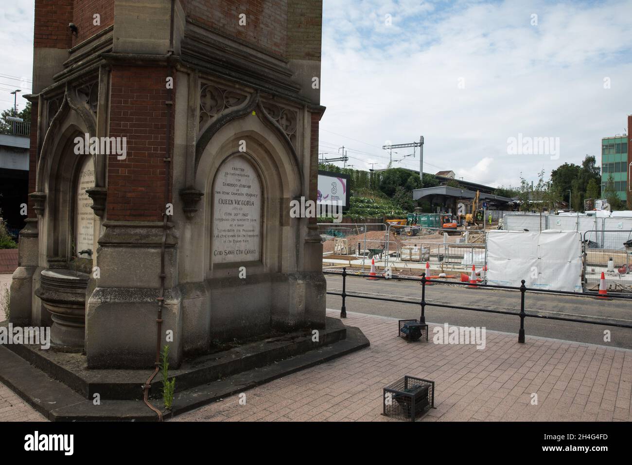 Maidenhead, Regno Unito. 27 luglio 2021. Una vista dei lavori per ristrutturare il piazzale della stazione Maidenhead. La ristrutturazione di 3,75 milioni di sterline ha lo scopo di rendere l'area intorno alla stazione più favorevole ai pendolari in previsione di un aumento dei passeggeri all'apertura della Crossrail e di migliorare sia lo scambio tra treni e altre forme di trasporto, sia i collegamenti a piedi e in bicicletta tra la stazione e il centro città. Credit: Mark Kerrison/Alamy Live News Foto Stock