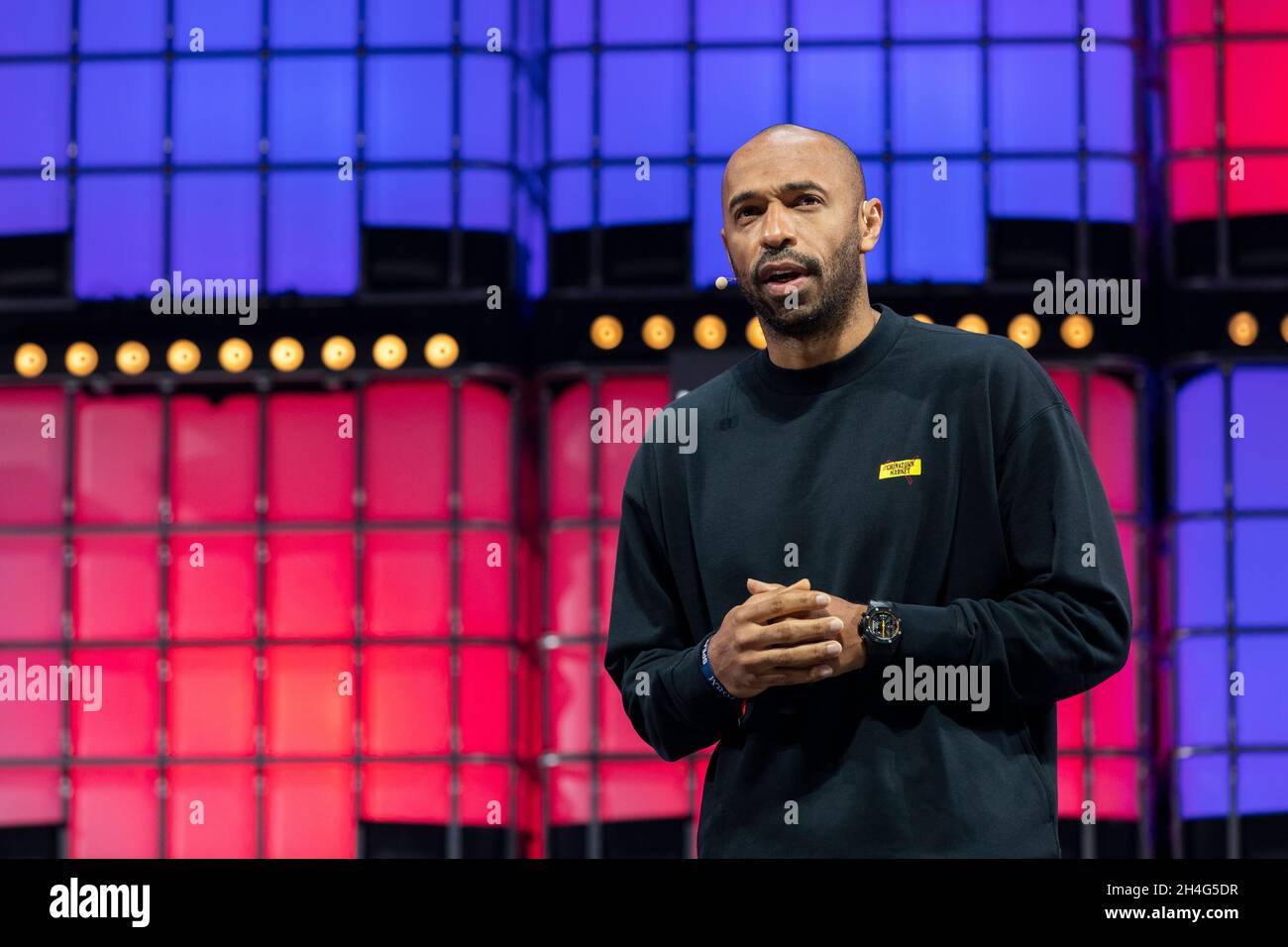 Lisbona, Portogallo. 2 novembre 2021. La leggenda del calcio Thierry Henry si rivolge al pubblico all'Altice Arena Center Stage durante il secondo giorno del Web Summit 2021 a Lisbona. Si tratta di una delle più grandi conferenze tecnologiche del mondo e anche di un punto d'incontro per il dibattito sull'evoluzione tecnologica nella vita delle persone. Quest'anno si prevede che circa 40.000 partecipanti parteciperanno al Web Summit. Credit: SOPA Images Limited/Alamy Live News Foto Stock