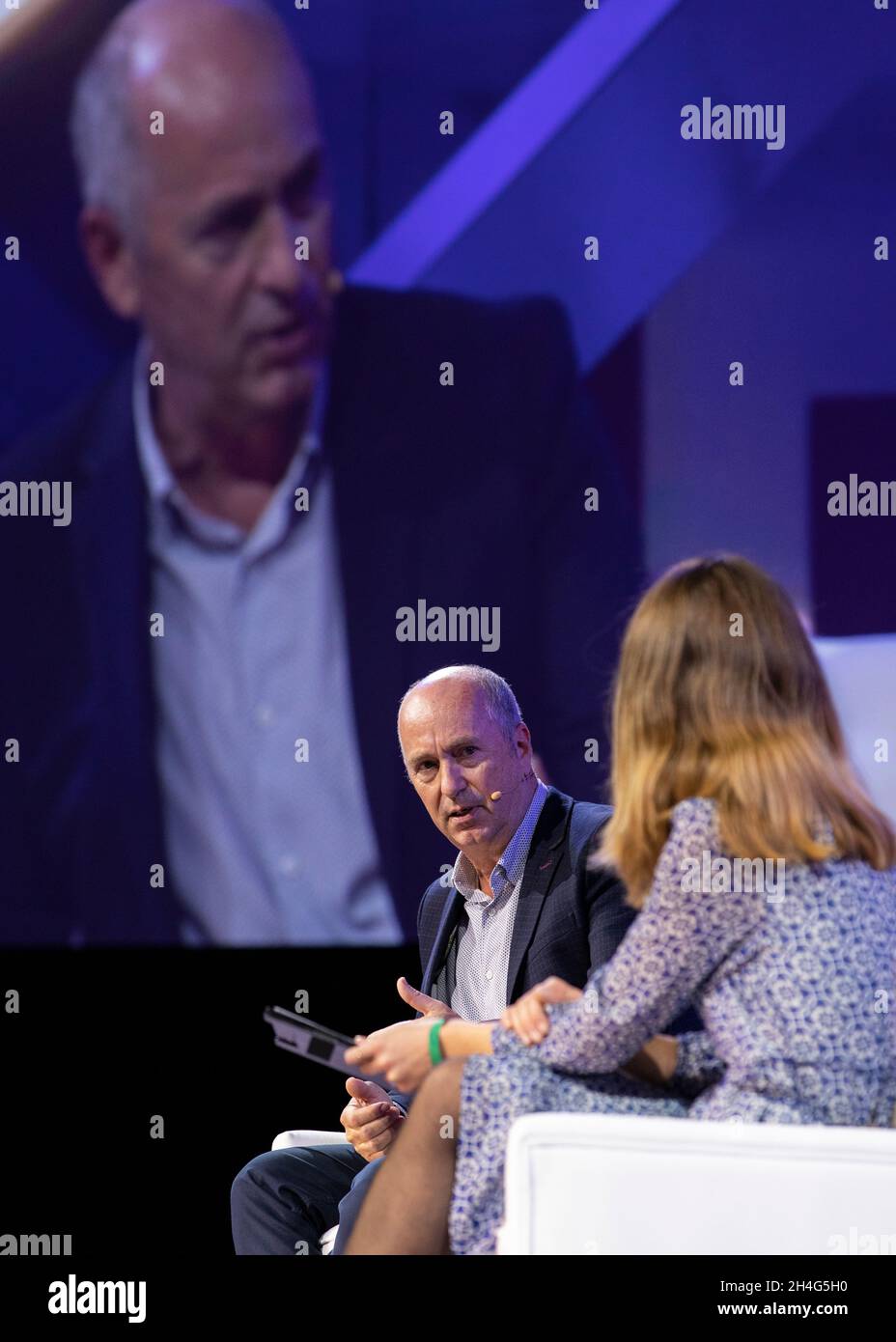 Lisbona, Portogallo. 2 novembre 2021. Il CEO di Galp, Andy Brown (L), si rivolge al pubblico del CIS Stage durante la seconda giornata del Web Summit 2021 a Lisbona. Si tratta di una delle più grandi conferenze tecnologiche del mondo e anche di un punto di incontro per il dibattito sull'evoluzione tecnologica nella vita delle persone. Quest'anno si prevede che circa 40.000 partecipanti parteciperanno al Web Summit. Credit: SOPA Images Limited/Alamy Live News Foto Stock