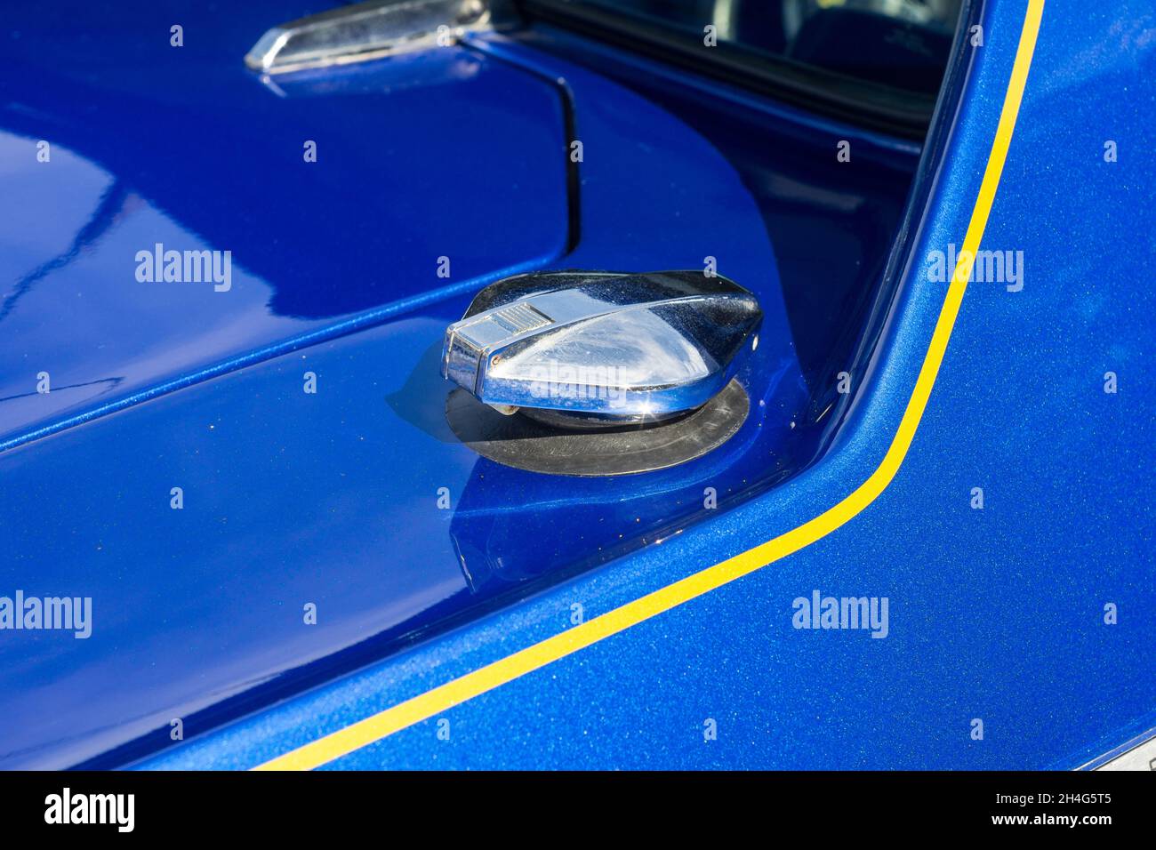 Primo piano del tappo del bocchettone di rifornimento del carburante cromato su una vettura sportiva Lotus Europa Special Classic blu metallizzata 1972 Foto Stock