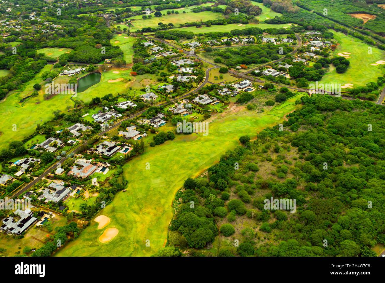 Una vista dall'alto della città e dei campi da golf sull'isola di Mauritius.Villas sull'isola di Mauritius.campo da golf. Foto Stock