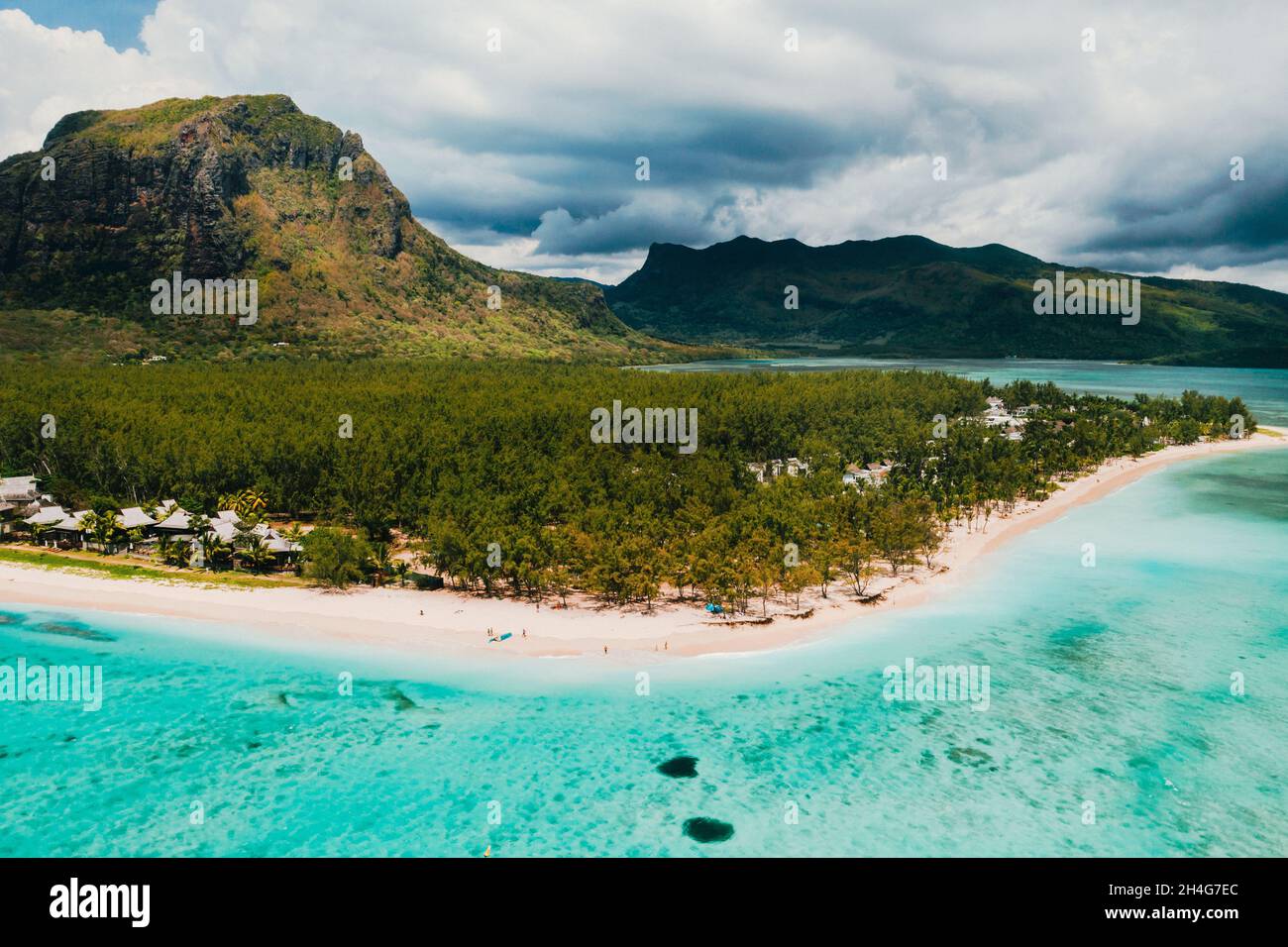 Con vista dall'alto della spiaggia e dell'oceano vicino alla montagna le Morne Brabant. Barriera corallina dell'isola di Mauritius. Foto Stock