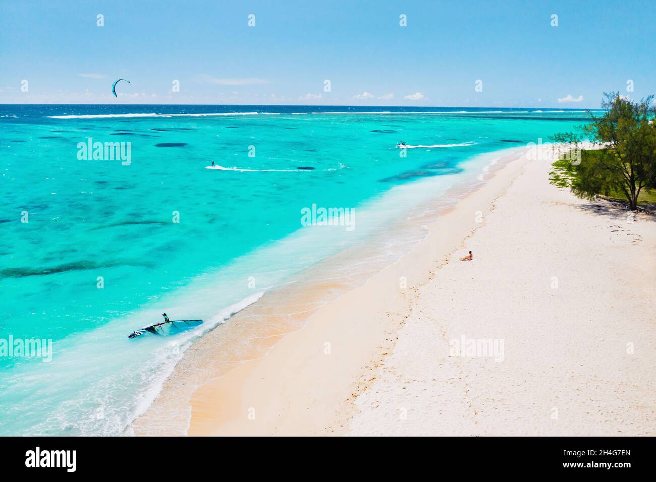Con vista dall'alto della spiaggia e dell'oceano vicino alla montagna le Morne Brabant. Barriera corallina dell'isola di Mauritius. Foto Stock