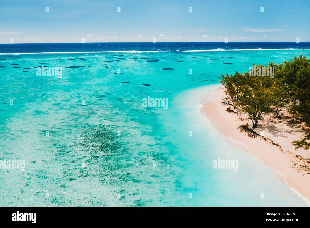 Con vista dall'alto della spiaggia e dell'oceano vicino alla montagna le Morne Brabant. Barriera corallina dell'isola di Mauritius. Foto Stock
