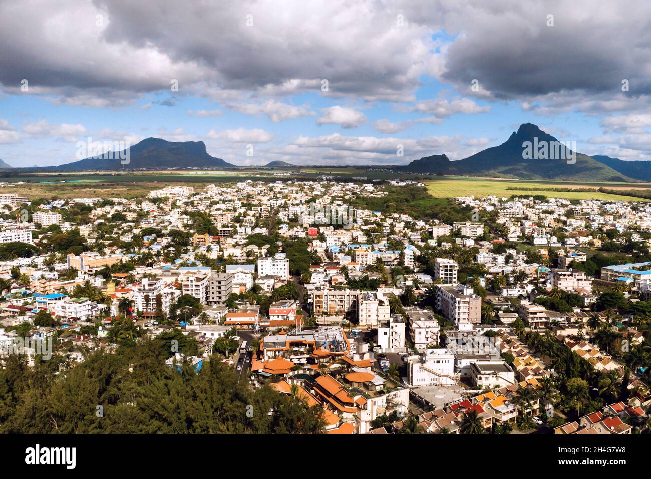 Vista panoramica dall'alto della città e delle montagne sull'isola di Mauritius, isola di Mauritius. Foto Stock