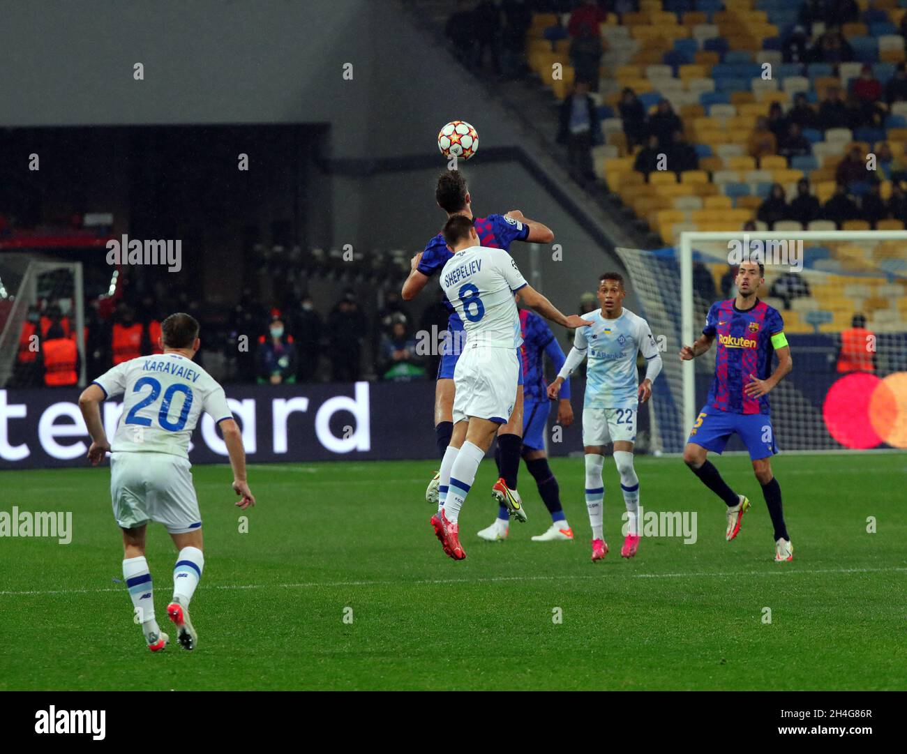 Kiev, Ucraina. 2 novembre 2021. KIEV, UCRAINA - 2 NOVEMBRE 2021 - i giocatori di FC Dynamo Kyiv (kit bianco) e FC Barcelona (kit blu) sono visti in azione durante il Matchday 4 Group e della UEFA Champions League 2021/2022 alla NSC Olimpiyskiy, Kiev, capitale dell'Ucraina. Credit: Ukrinform/Alamy Live News Foto Stock