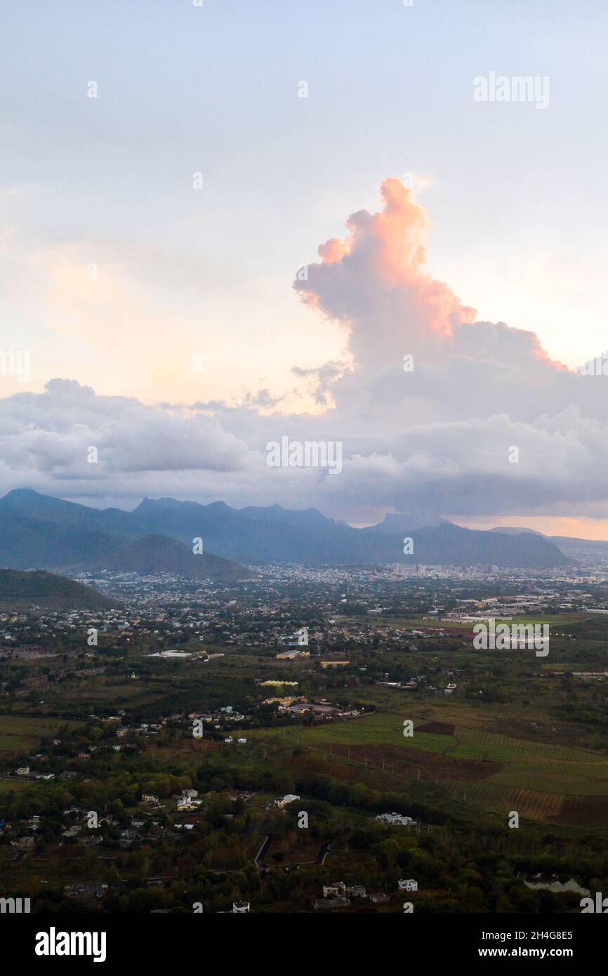 Vista dall'alto della città al tramonto e delle montagne sull'isola di Mauritius, isola di Mauritius. Foto Stock