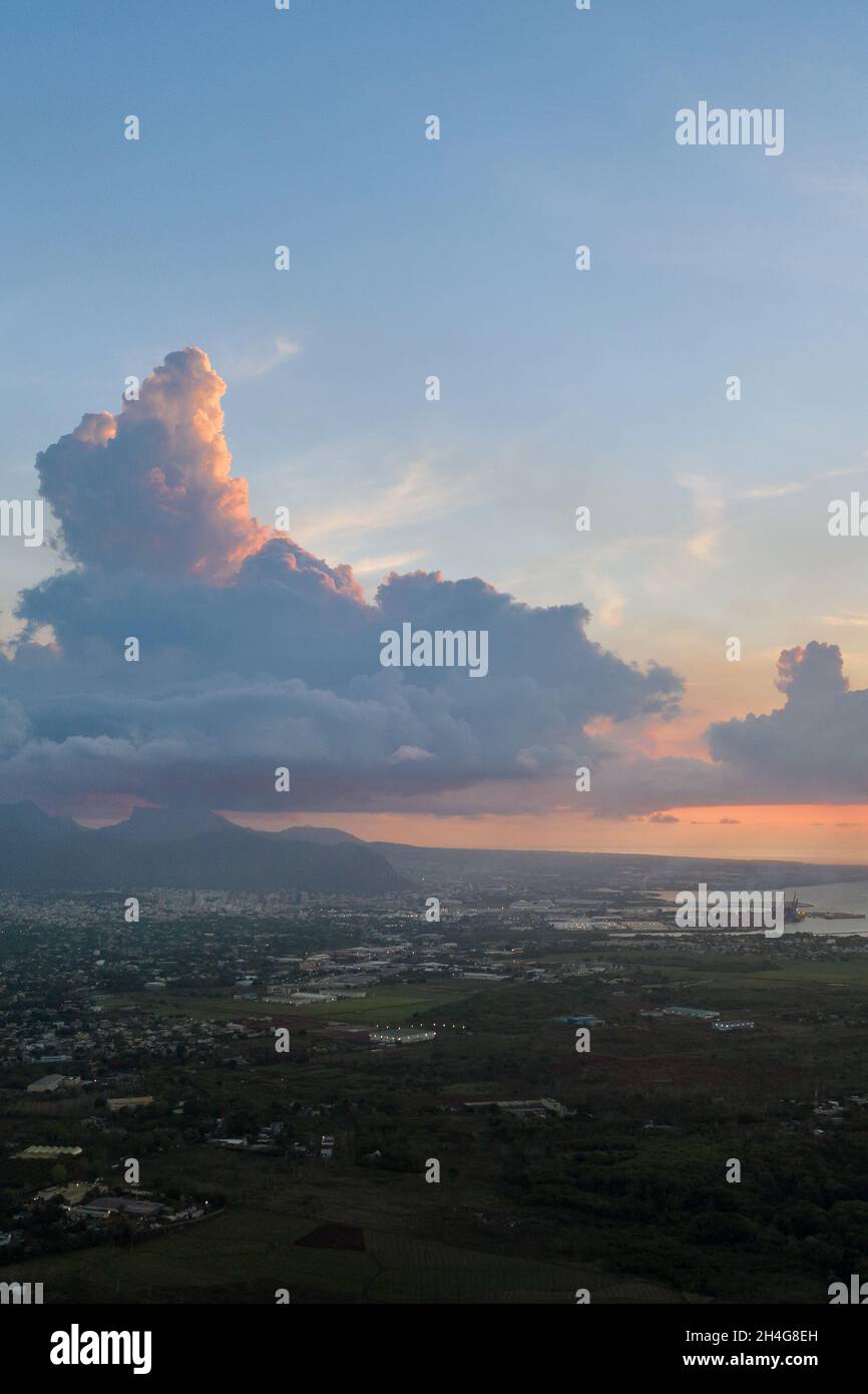 Vista dall'alto della città al tramonto e delle montagne sull'isola di Mauritius, isola di Mauritius. Foto Stock