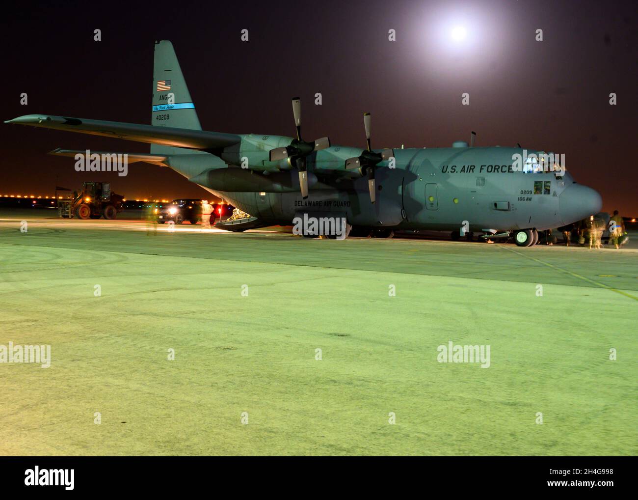 Il personale dell'aviazione militare statunitense carica in un C-130 Hercules sulla linea di volo alla base aerea Prince Sultan, Regno dell'Arabia Saudita, prima del decollo per la base aerea al Udeid, Qatar, 21 agosto 2021. La 378a Ala Air Expeditionary ha fornito supporto aereo, logistica, personale e risorse alle forze aeree degli Stati Uniti Centrale a sostegno dell'evacuazione dei cittadini americani, dei richiedenti speciali visti immigrati e di altri individui a rischio provenienti dall'Afghanistan. (STATI UNITI Air Force foto di Senior Airman Samuel Earick) Foto Stock
