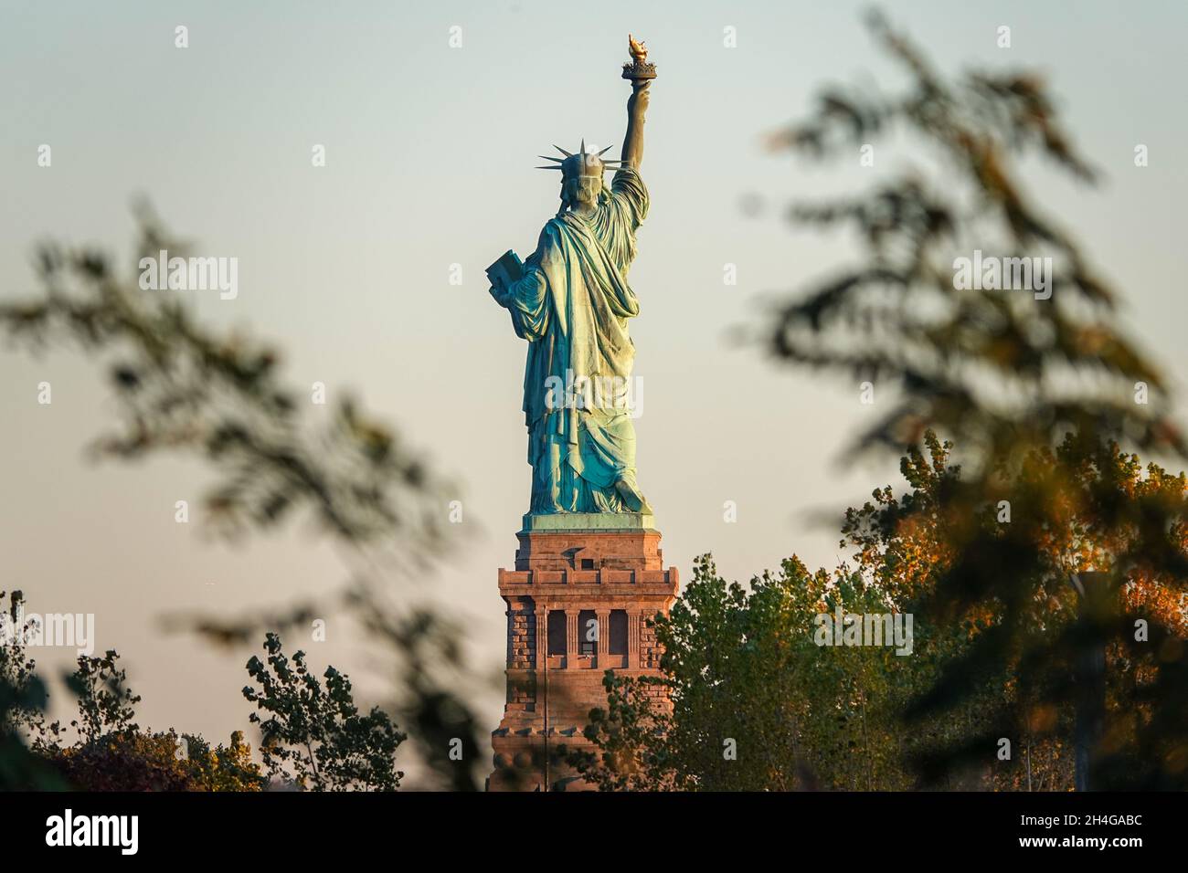 La splendida e iconica Statua della libertà accoglie persone provenienti da tutto il mondo e dimostra ciò che l'America rappresenta Foto Stock