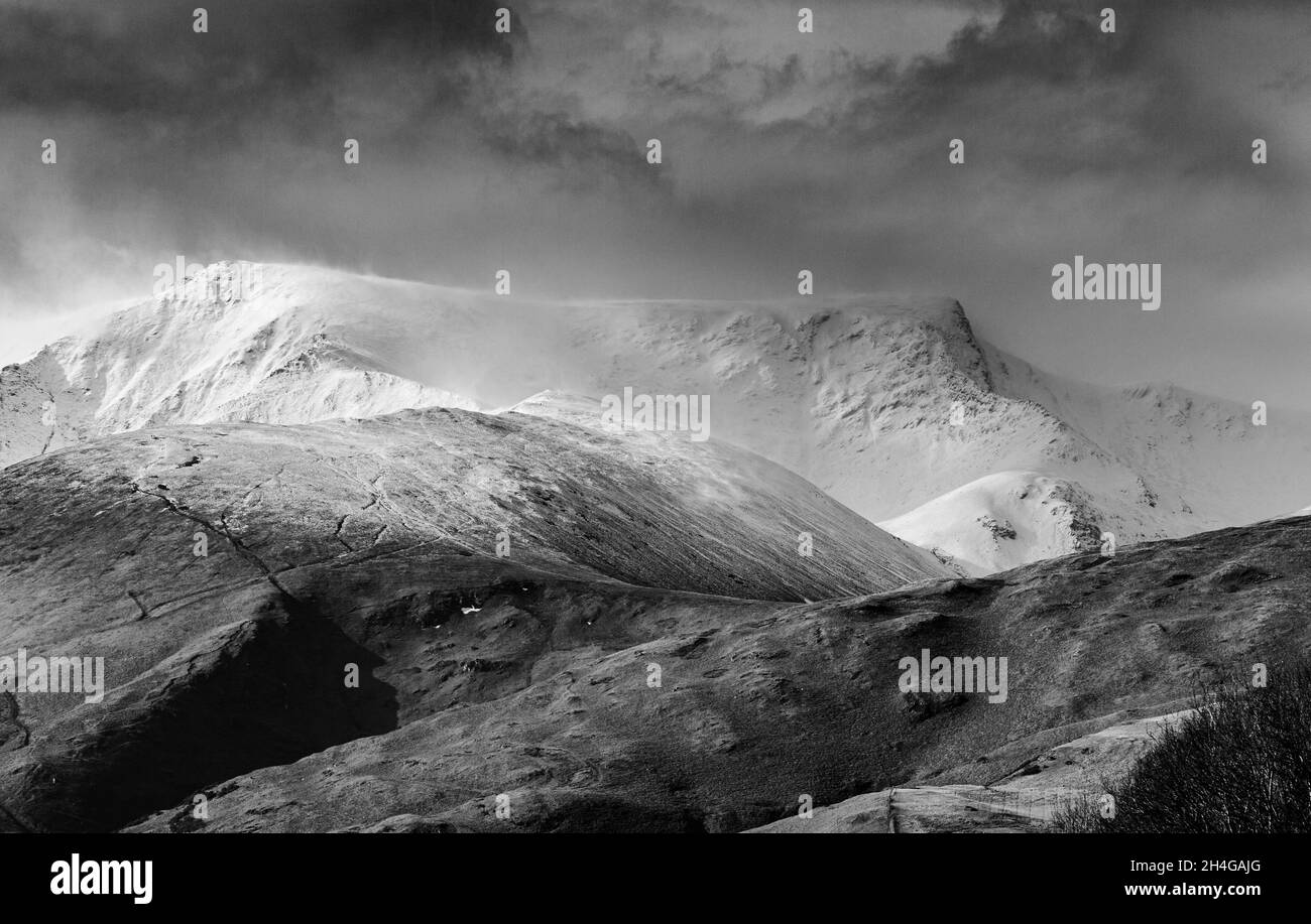 Blencathra (Saddleback) parte del Massiccio di Skiddaw, Lake District, Keswick, Cumbria. Fotografia scattata da una laparte sulla A66. Foto Stock