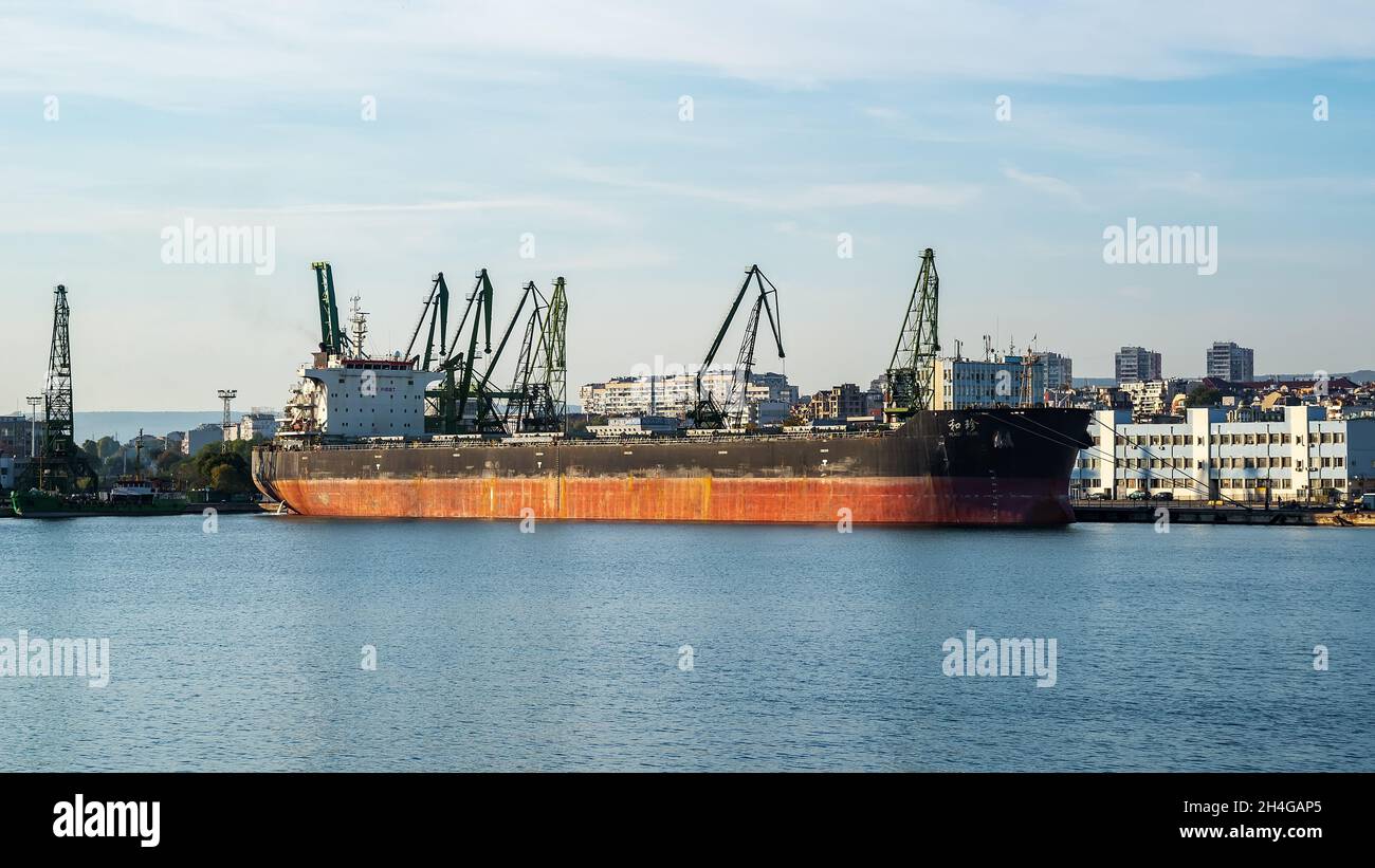 Varna, Bulgaria, 22 ottobre 2021. Portarinfuse Peace Pearl durante le operazioni di carico o scarico al porto commerciale di Varna. Trasporto marittimo internazionale. Foto Stock