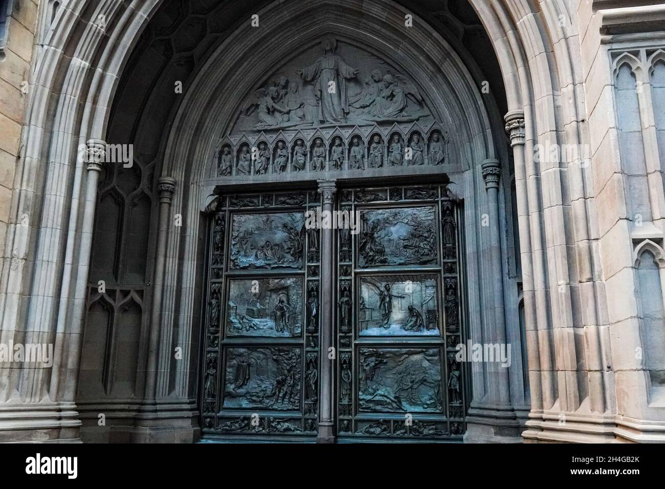 La splendida Trinity Church vicino a Wall Street presenta splendidi aspetti architettonici e un cimitero storico Foto Stock