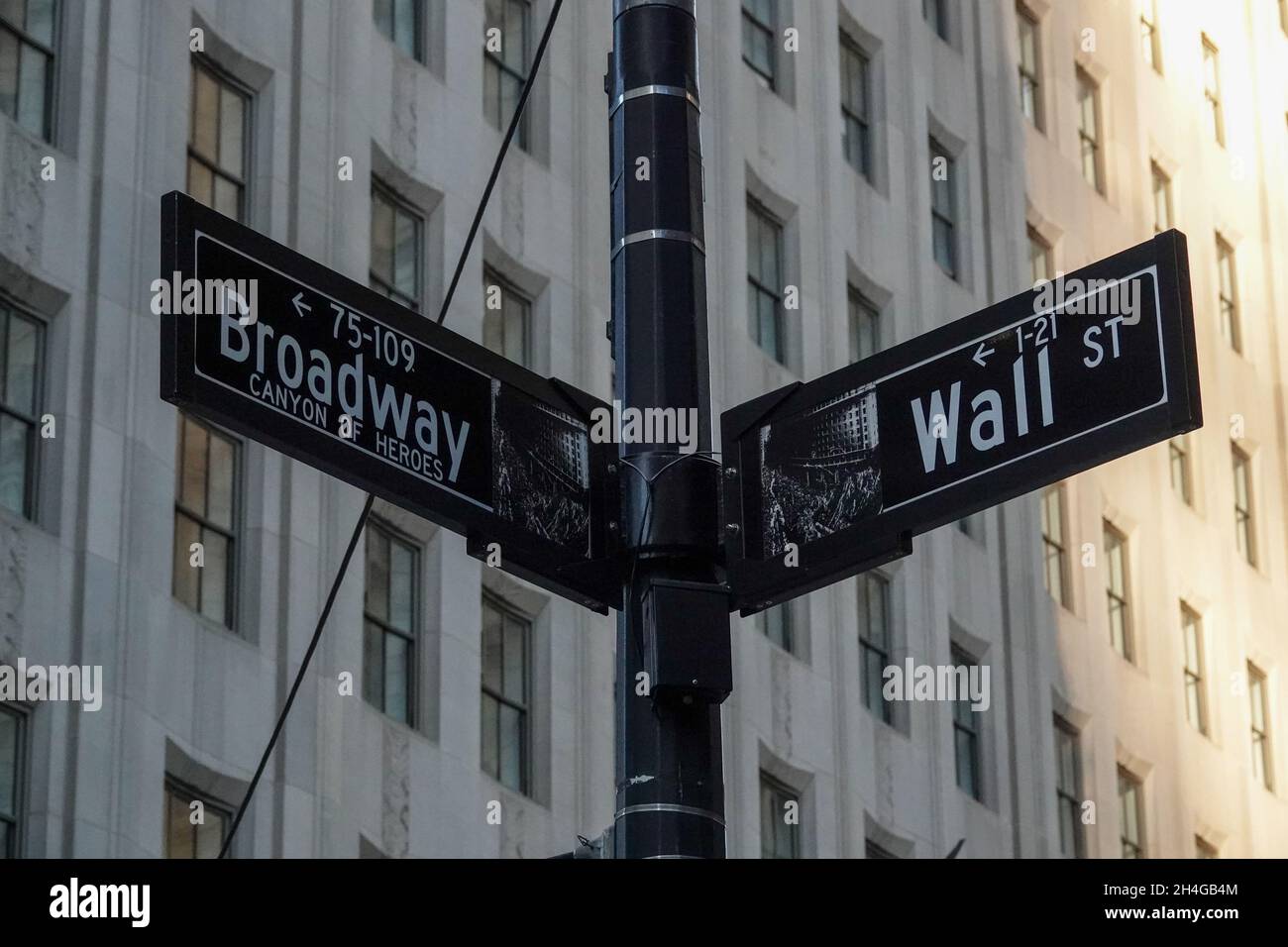I famosi cartelli sono ovunque si guarda a New York City Foto Stock